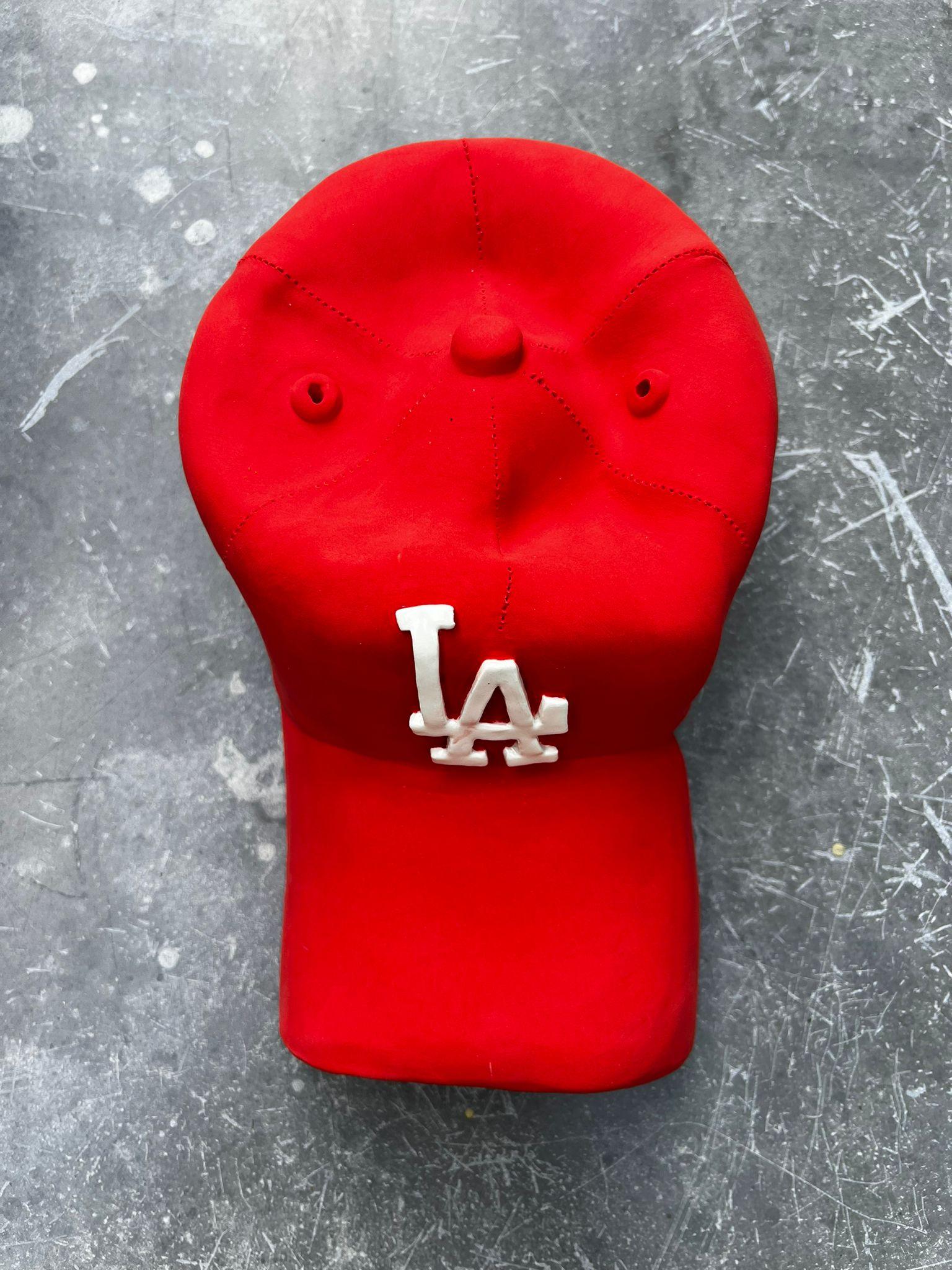 Scultura in ceramica del CAP dei LA Dodgers (rosso) - scultura figurativa in vendita 1