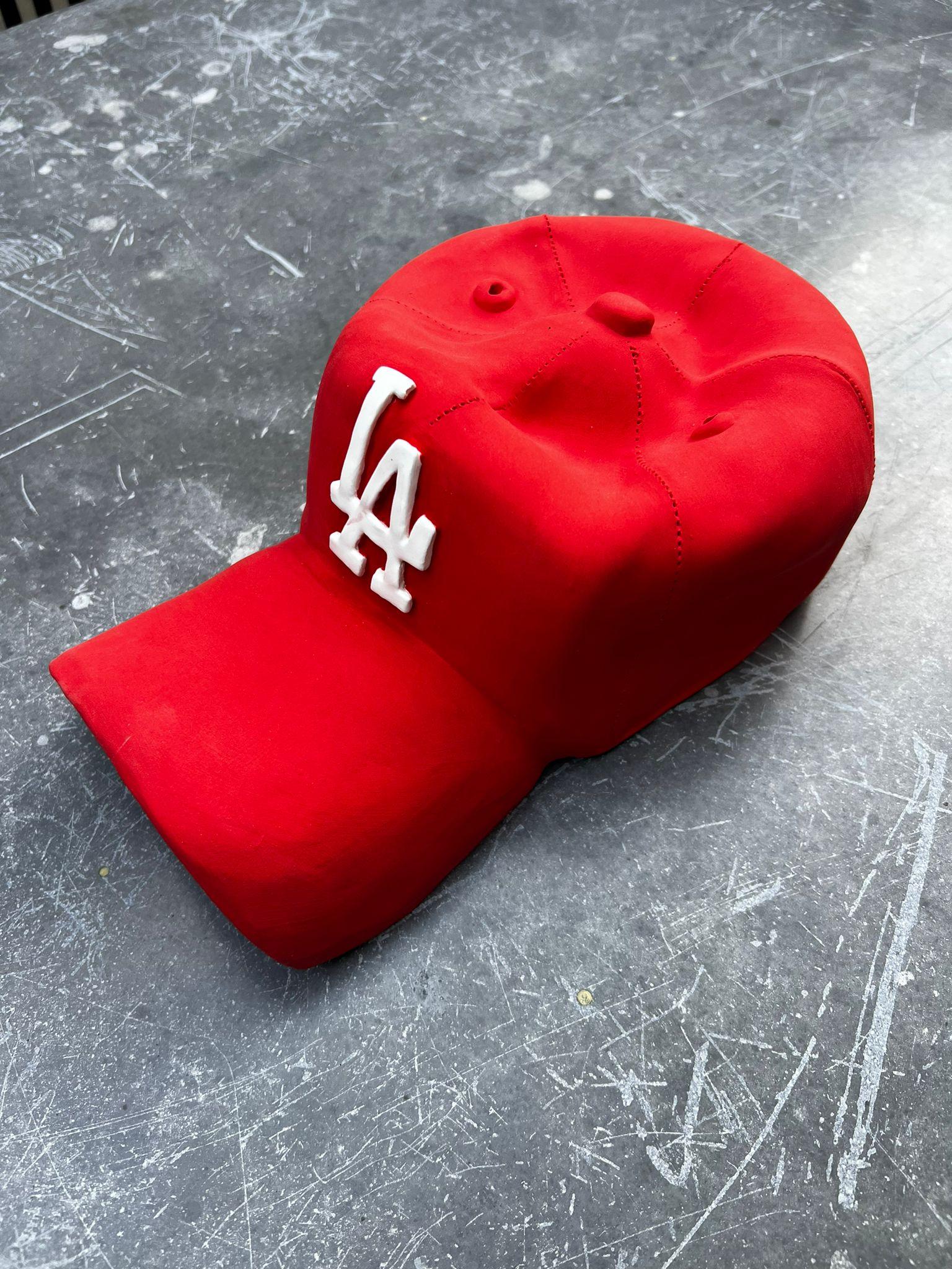 Scultura in ceramica del CAP dei LA Dodgers (rosso) - scultura figurativa in vendita 2