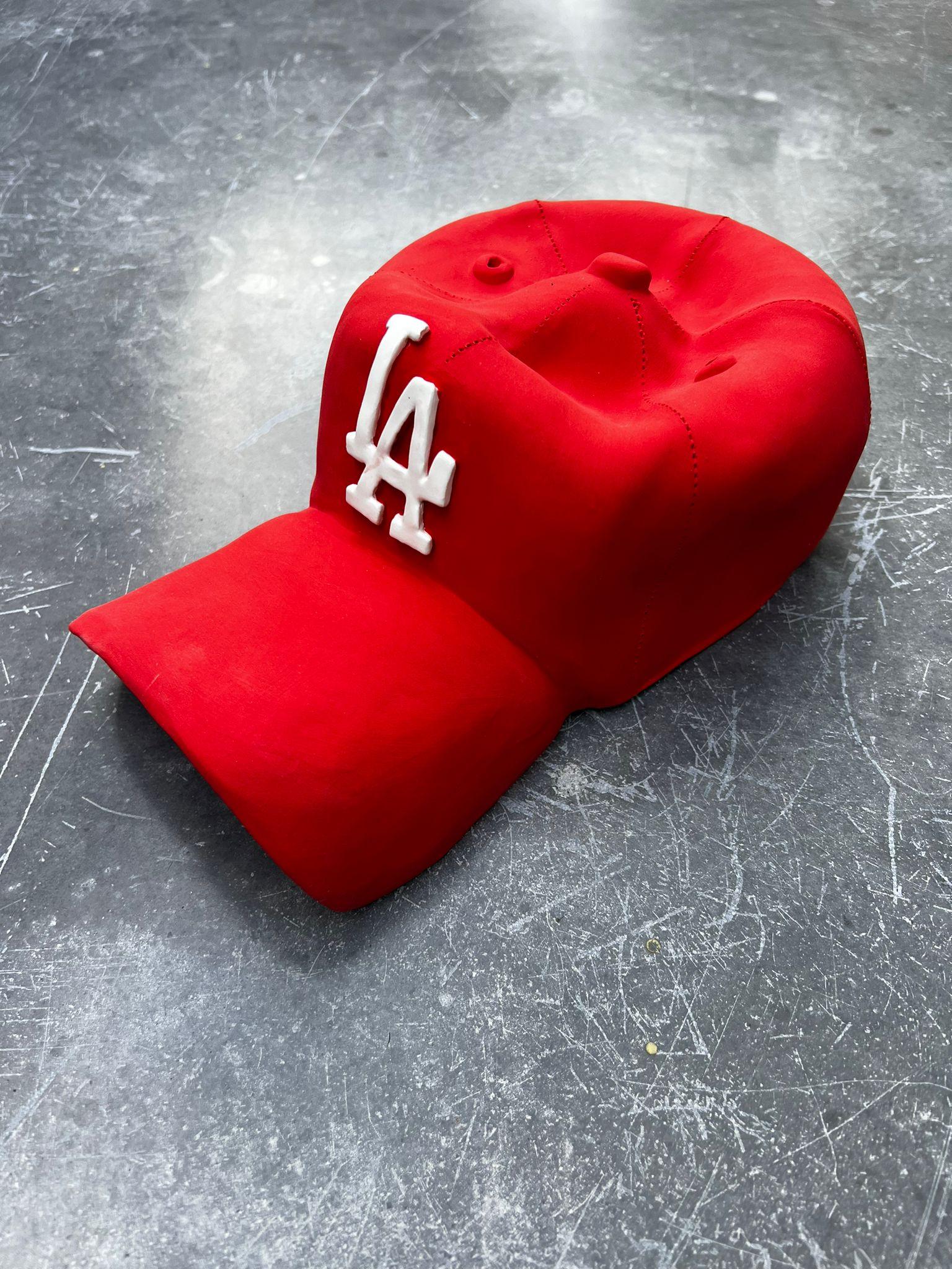 Still-Life Sculpture di Yael Yanay - Scultura in ceramica del CAP dei LA Dodgers (rosso) - scultura figurativa