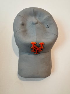 Sculpture en céramique avec casquette des NY Mets (gris) - sculpture figurative