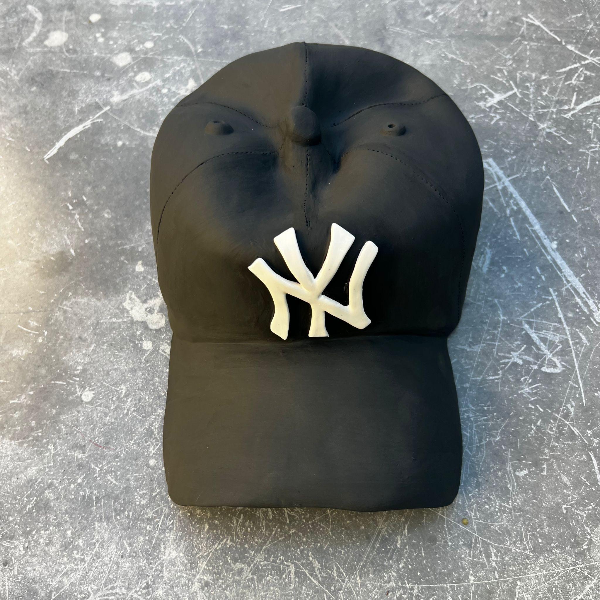 Scultura in ceramica del CAP dei NY Yankees (nero) - scultura figurativa, scultura pop in vendita 5