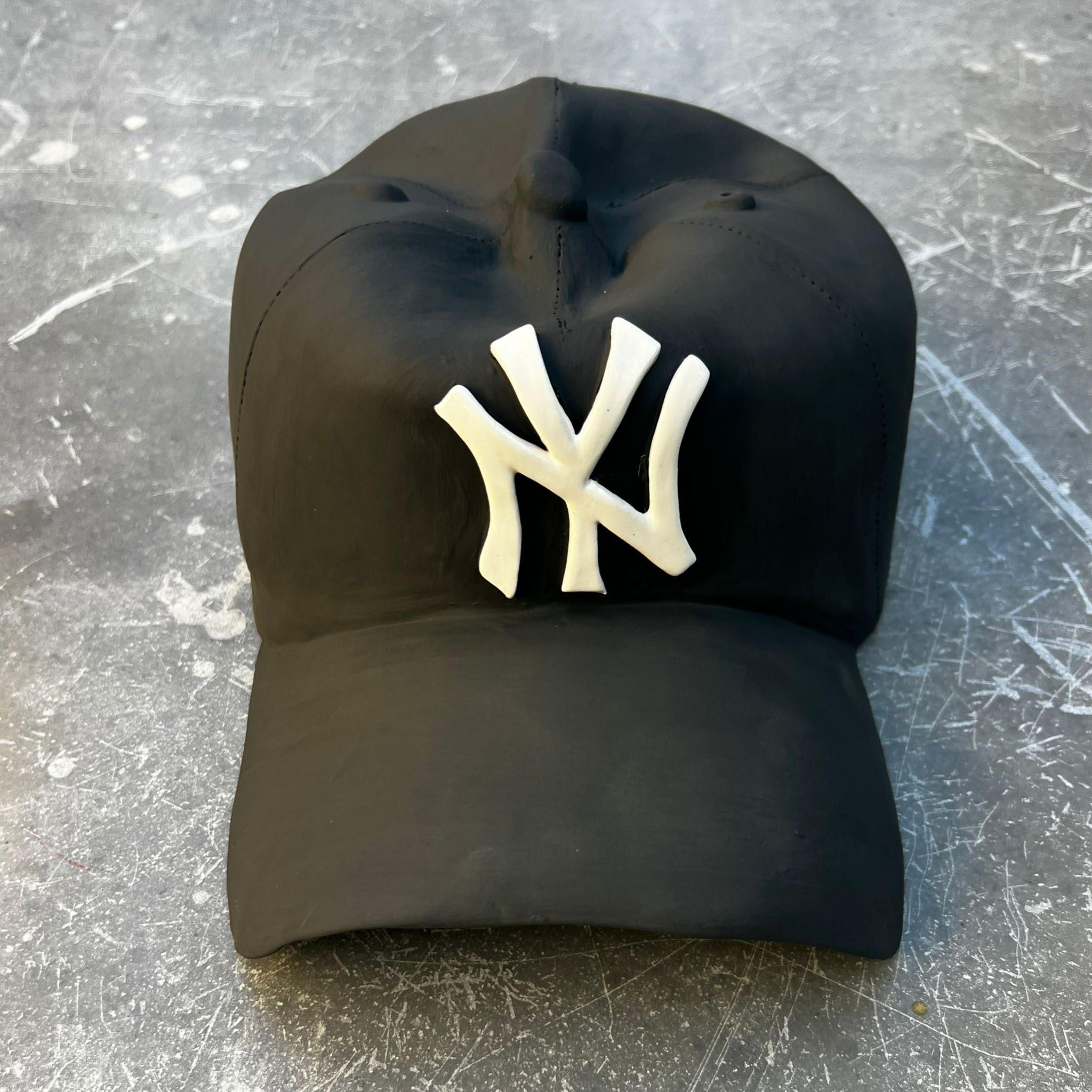 Scultura in ceramica del CAP dei NY Yankees (nero) - scultura figurativa, scultura pop in vendita 6
