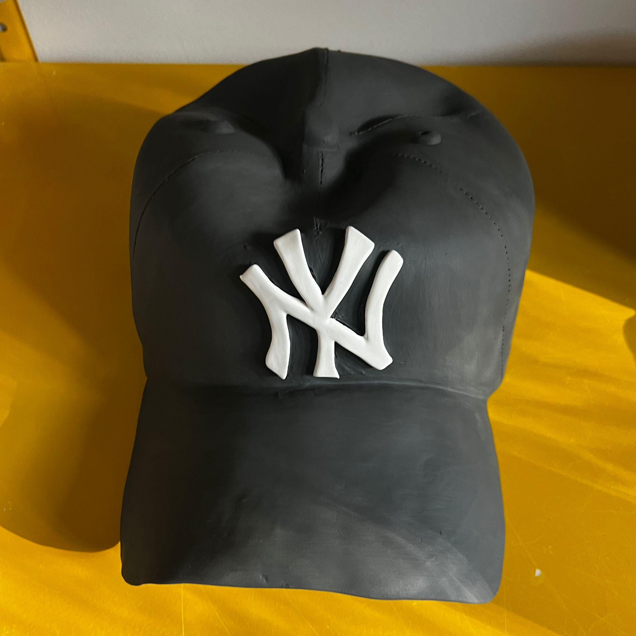 Scultura in ceramica del CAP dei NY Yankees (nero) - scultura figurativa, scultura pop in vendita 8