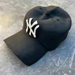 Keramik NY Yankees Cap Skulptur (schwarz) – figurative Skulptur, Pop-Skulptur
