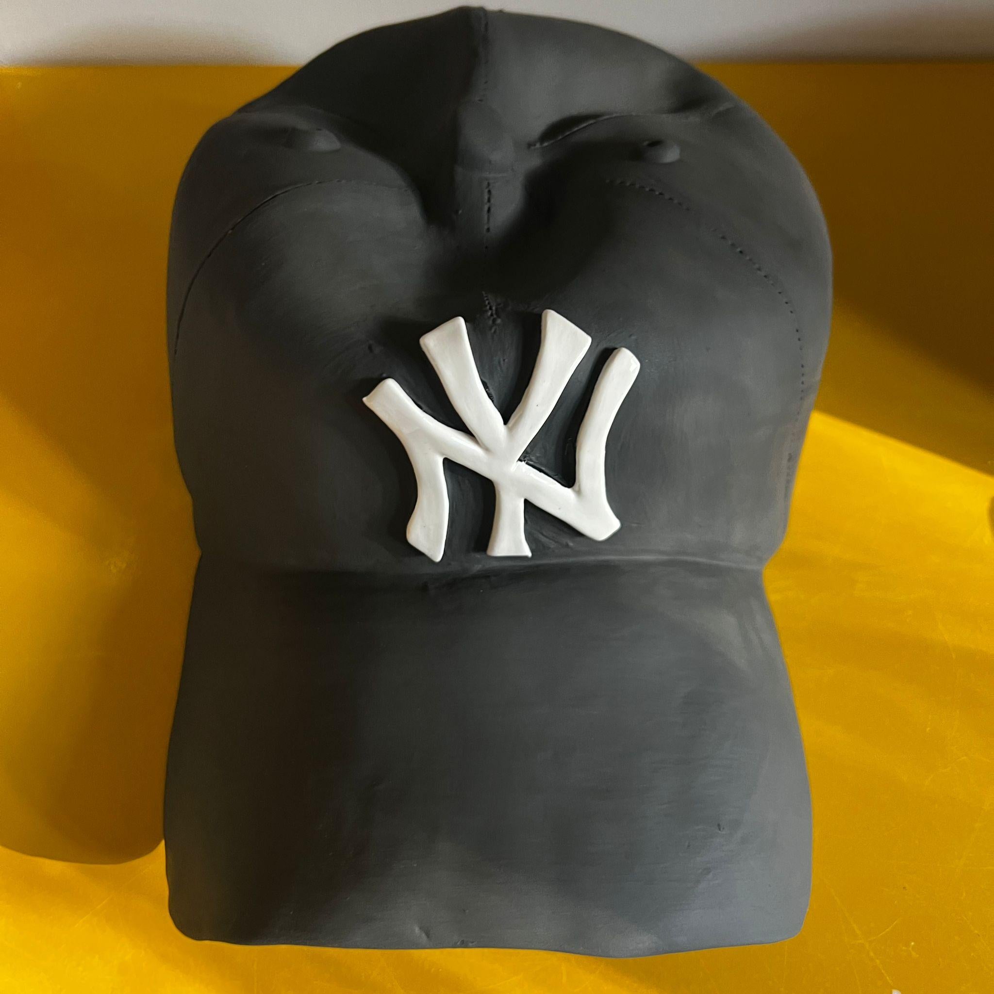 Scultura in ceramica del CAP dei NY Yankees (nero) - scultura figurativa, scultura pop - Sculpture Pop Art di Yael Yanay