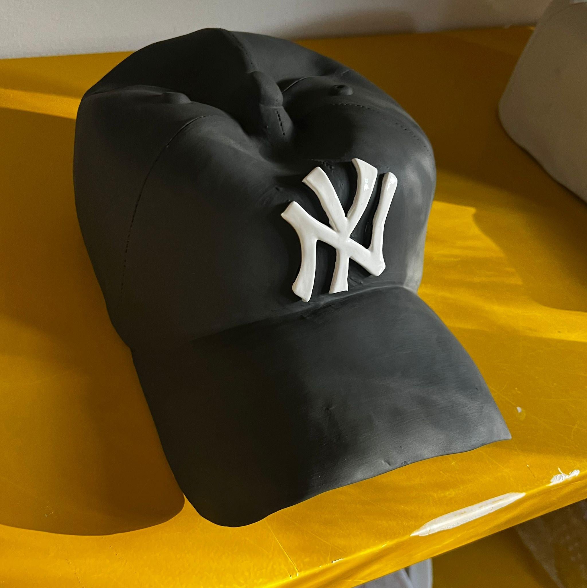 Scultura in ceramica del CAP dei NY Yankees (nero) - scultura figurativa, scultura pop - Figurative Sculpture Marrone di Yael Yanay