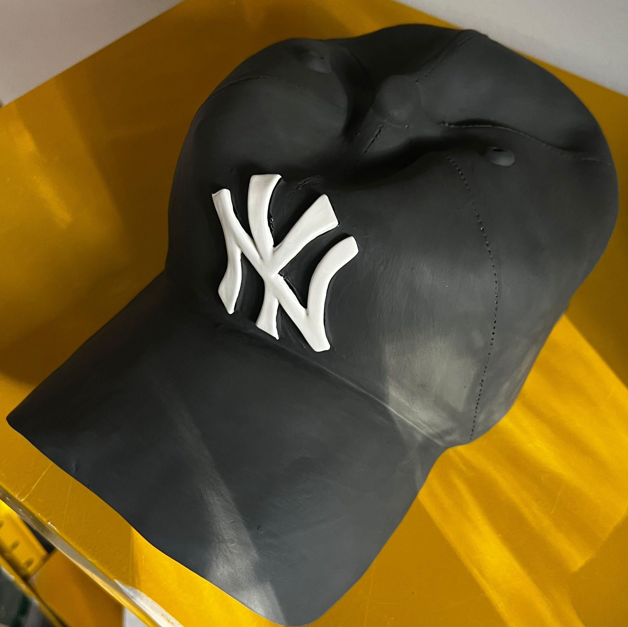 Scultura in ceramica del CAP dei NY Yankees (nero) - scultura figurativa, scultura pop in vendita 2