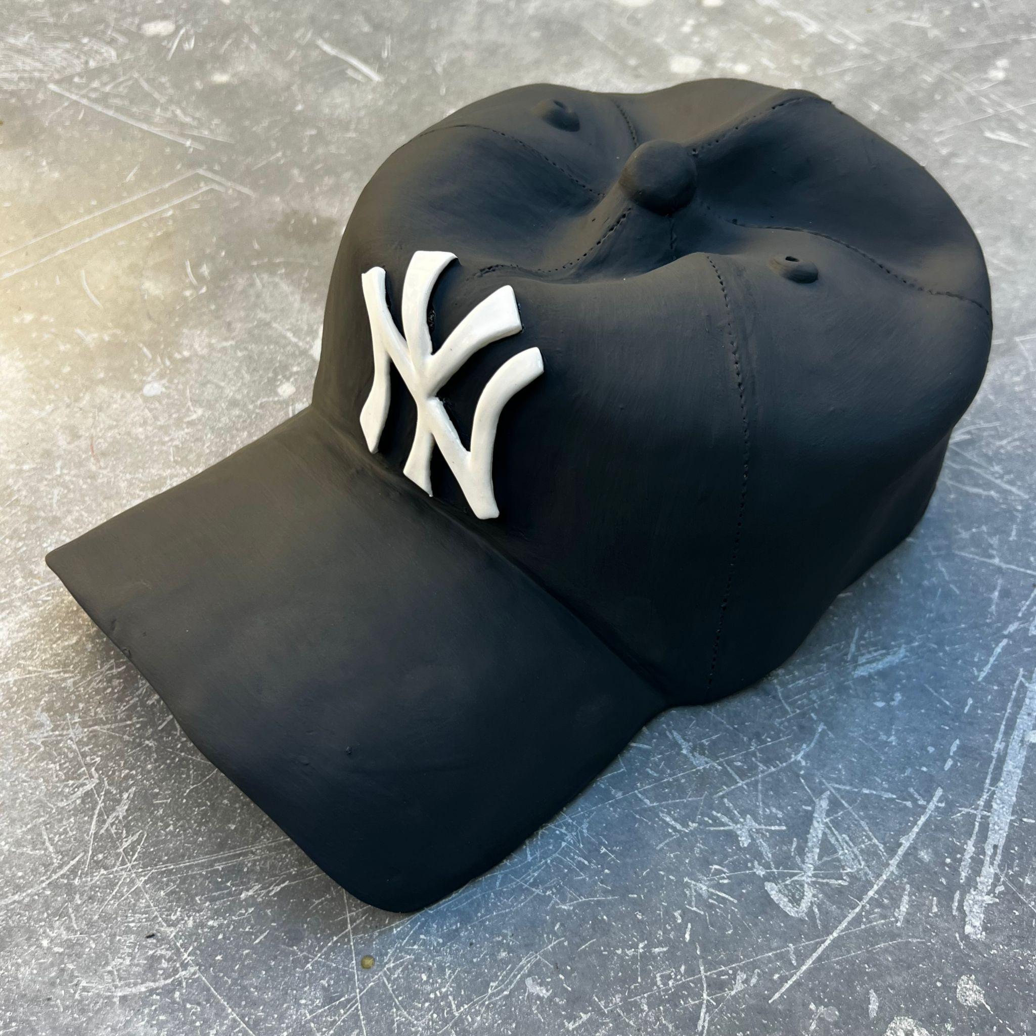 Scultura in ceramica del CAP dei NY Yankees (nero) - scultura figurativa, scultura pop in vendita 3