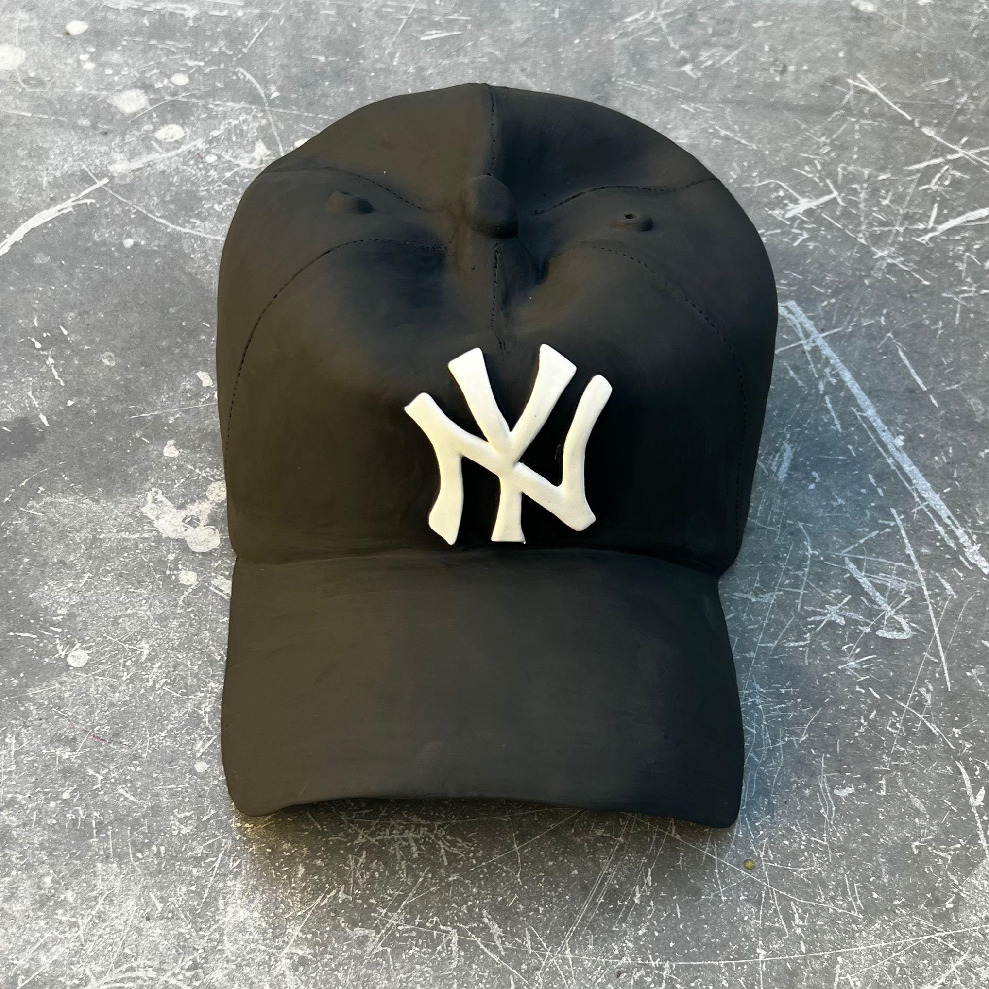 Scultura in ceramica del CAP dei NY Yankees (nero) - scultura figurativa, scultura pop in vendita 4