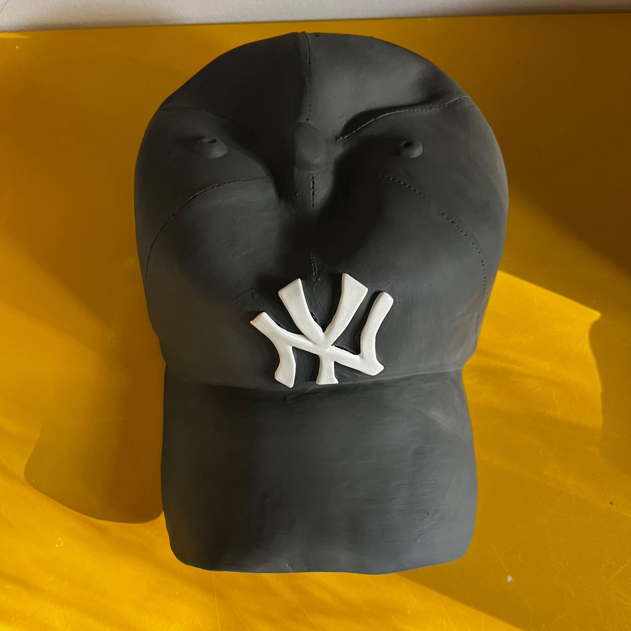 Sculpture en céramique de la casquette des NY Yankees (noire) - sculpture figurative, sculpture pop