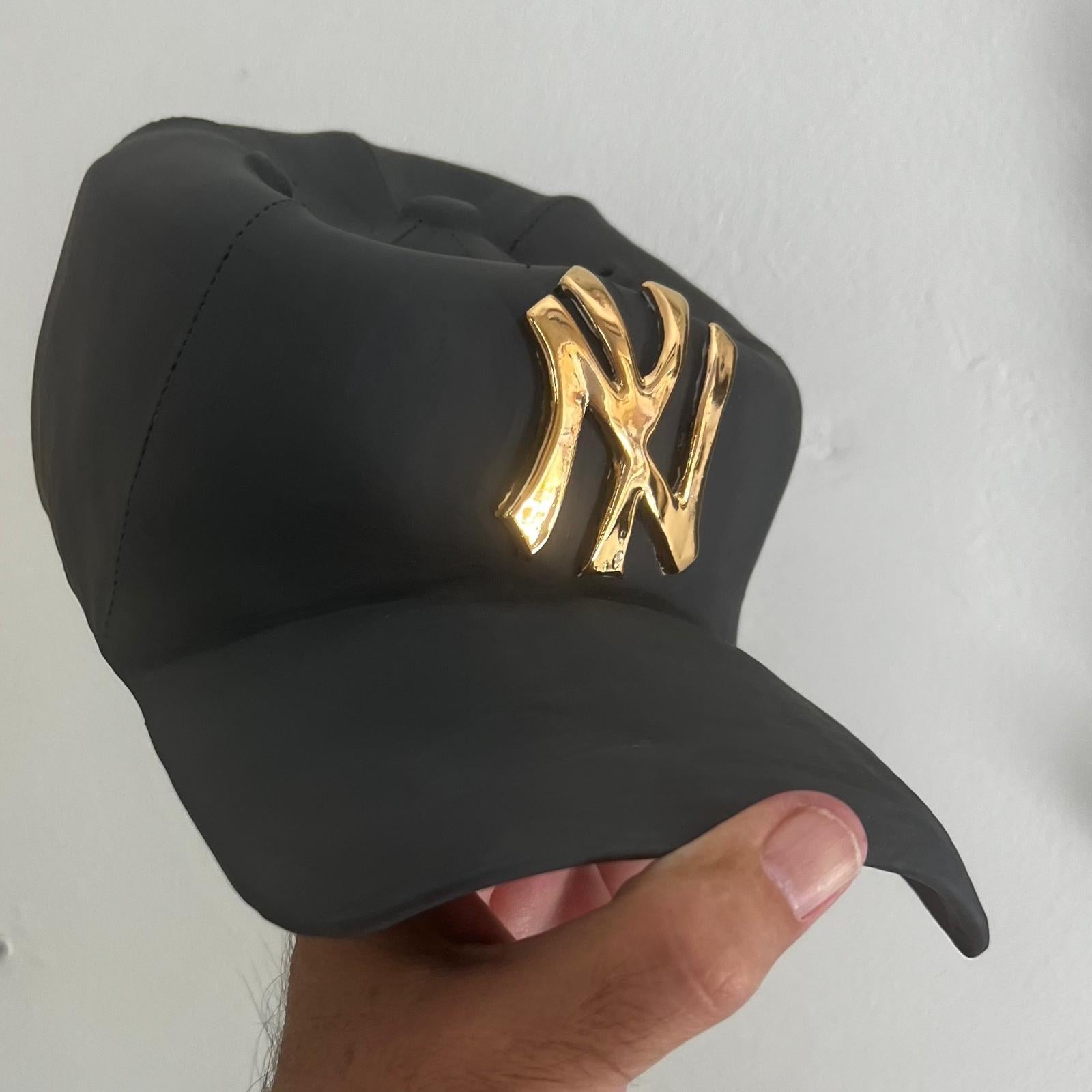 Ceramic NY Yankees cap sculpture (golden) - figurative sculpture, pop sculpture For Sale 1