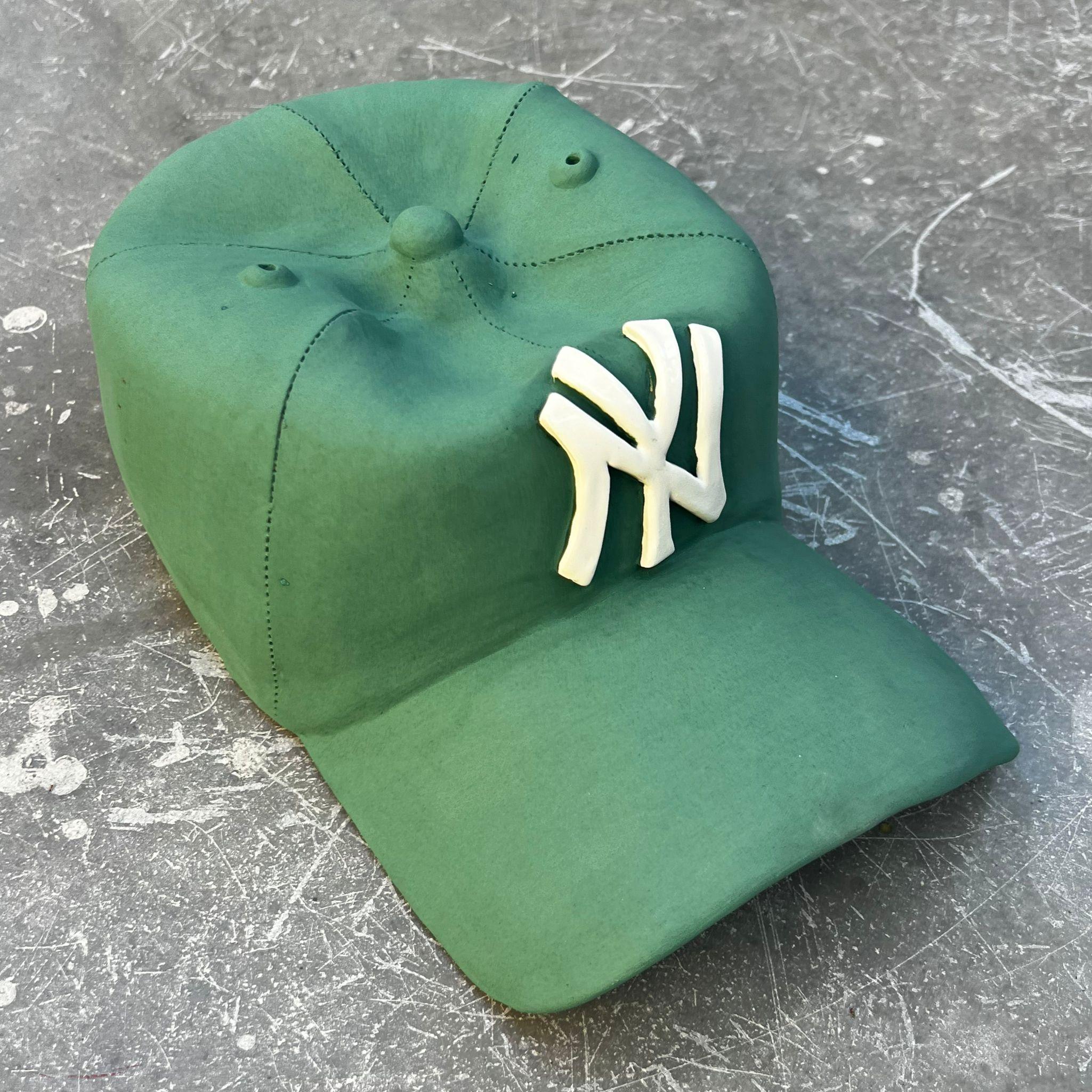 Scultura in ceramica con berretto dei NY Yankees (verde) - scultura figurativa, scultura pop in vendita 5