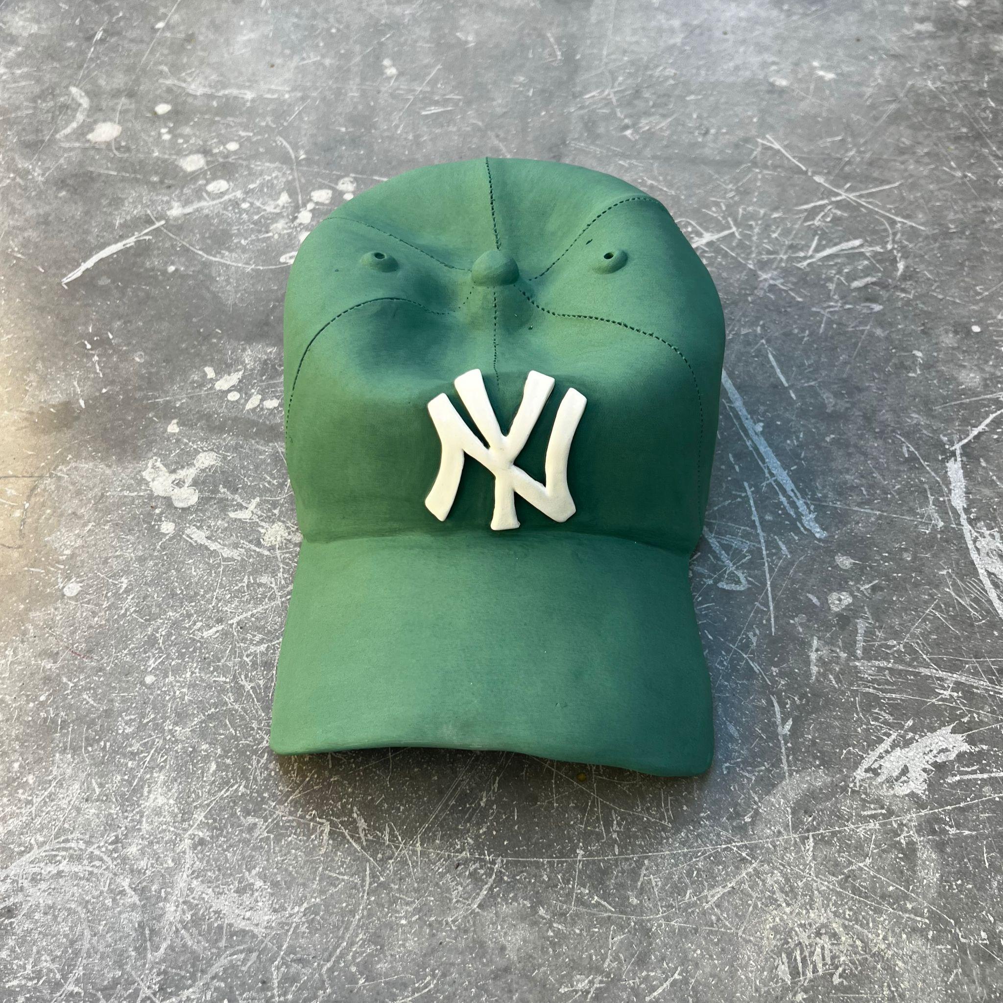 Scultura in ceramica con berretto dei NY Yankees (verde) - scultura figurativa, scultura pop in vendita 6