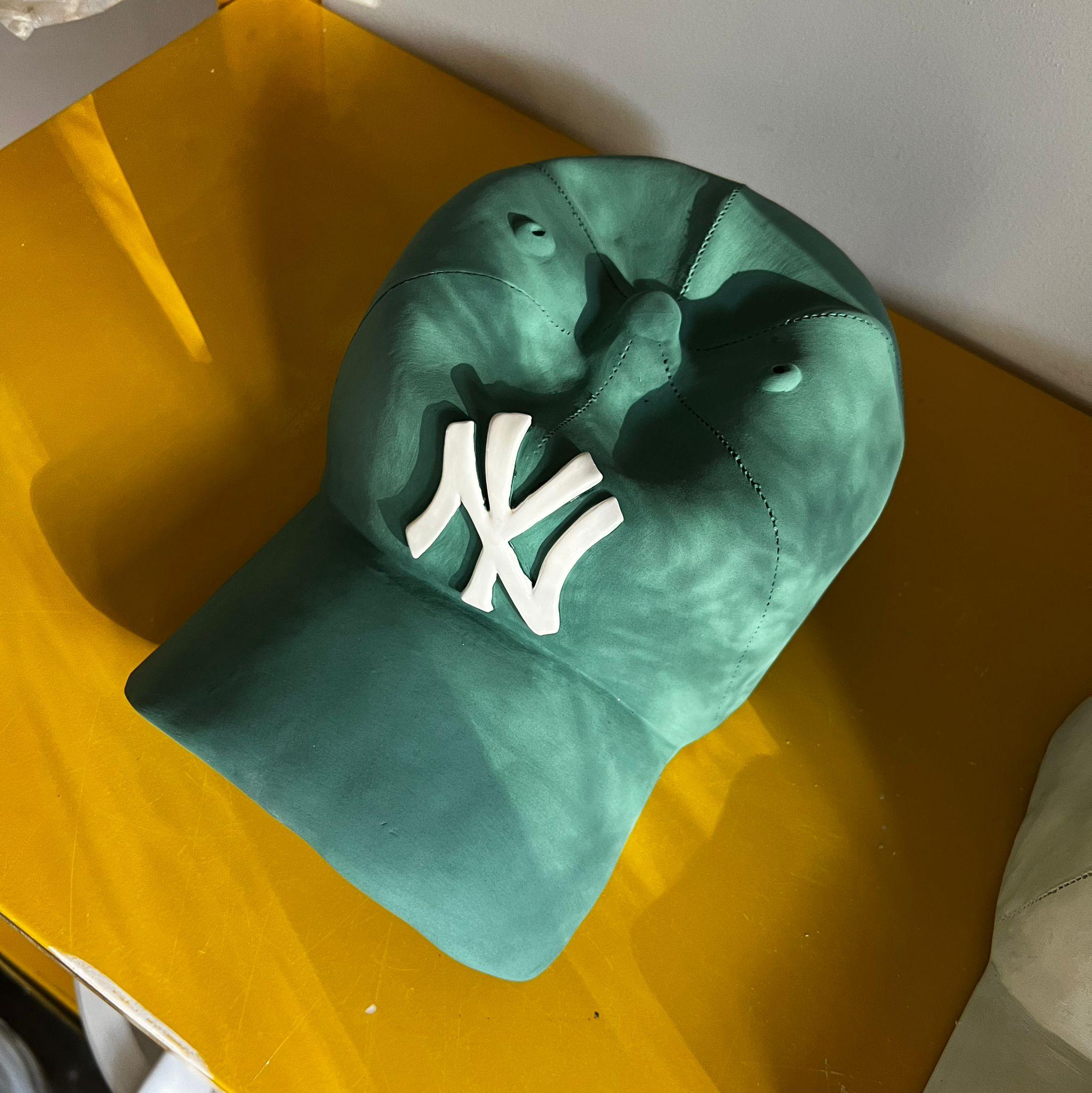 Scultura in ceramica con berretto dei NY Yankees (verde) - scultura figurativa, scultura pop - Sculpture di Yael Yanay