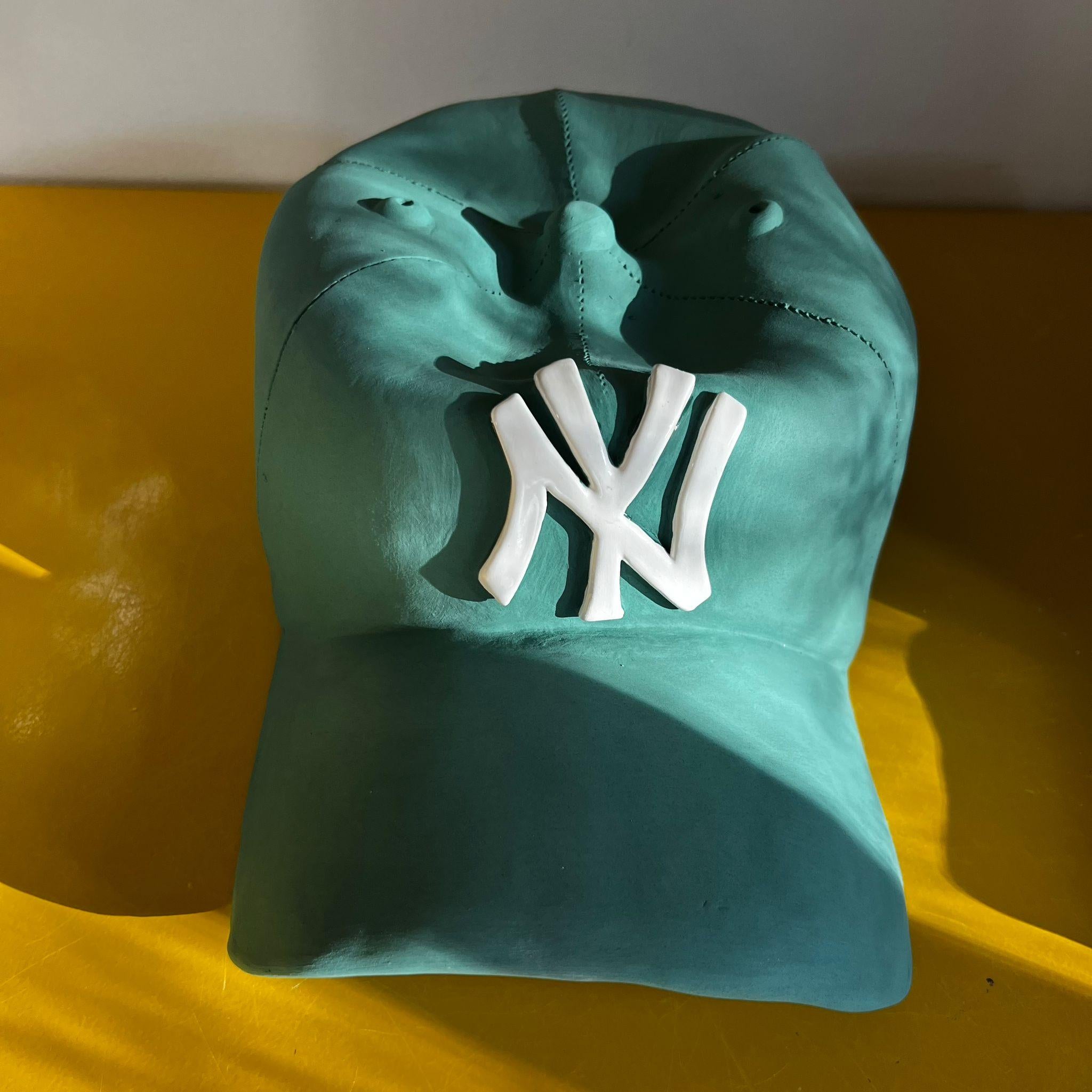 Scultura in ceramica con berretto dei NY Yankees (verde) - scultura figurativa, scultura pop - Sculpture Pop Art di Yael Yanay