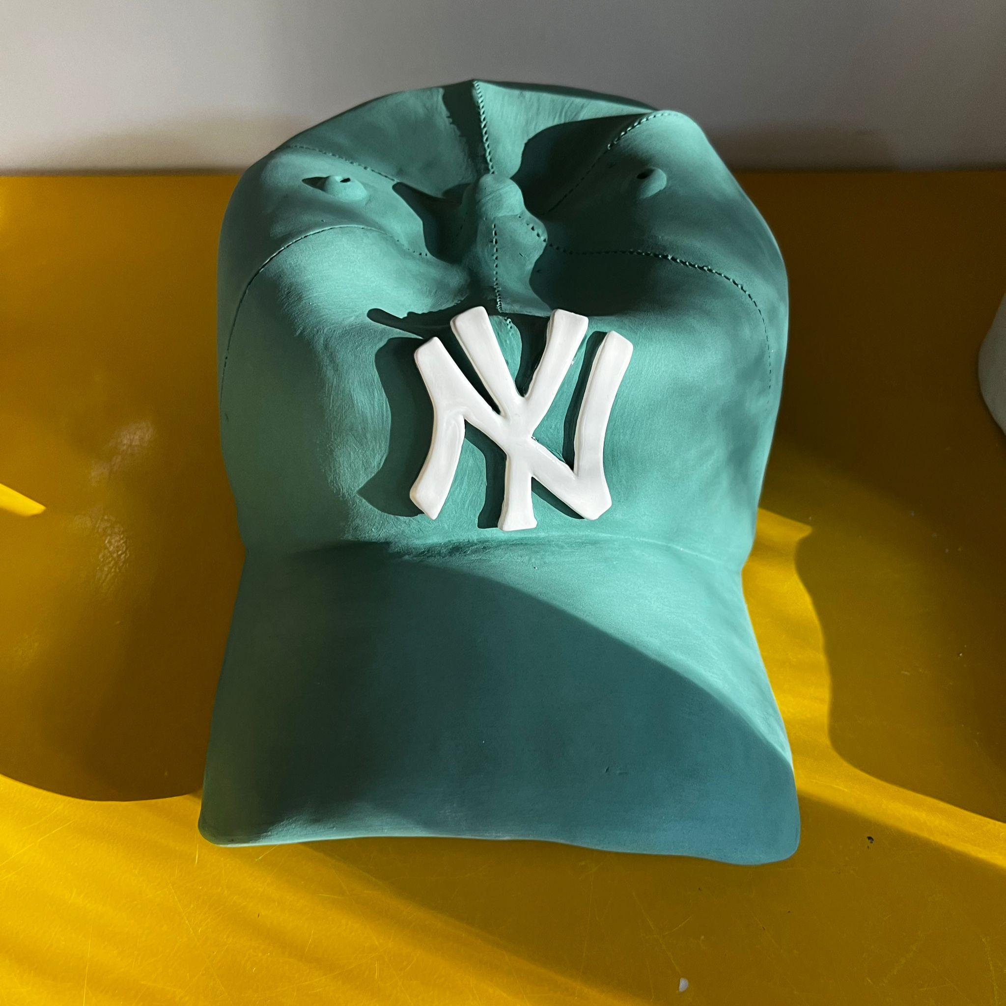 Scultura in ceramica con berretto dei NY Yankees (verde) - scultura figurativa, scultura pop - Still-Life Sculpture Grigio di Yael Yanay