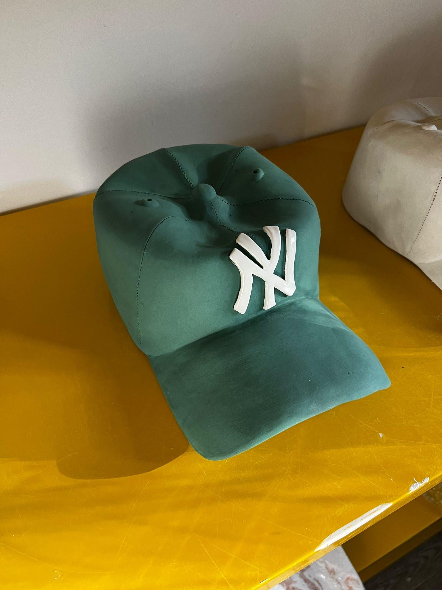 Questo bellissimo berretto dei NY Yankees in ceramica, unico nel suo genere e realizzato a mano, appartiene all'ultimo lavoro di Yael Yanay.

Questi cappelli in ceramica realizzati a mano  sono meticolosamente progettati per assomigliare agli