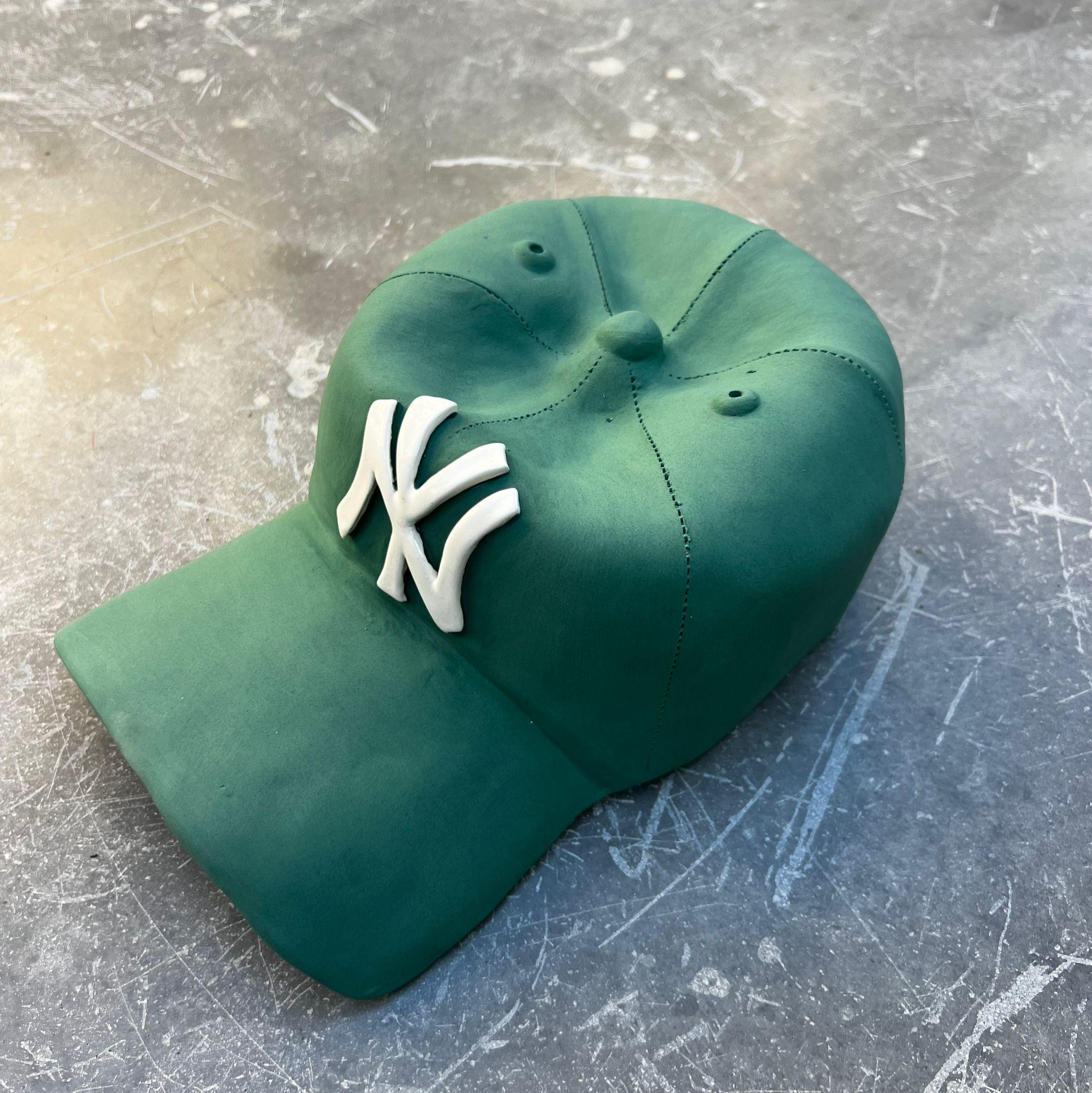 Scultura in ceramica con berretto dei NY Yankees (verde) - scultura figurativa, scultura pop in vendita 1