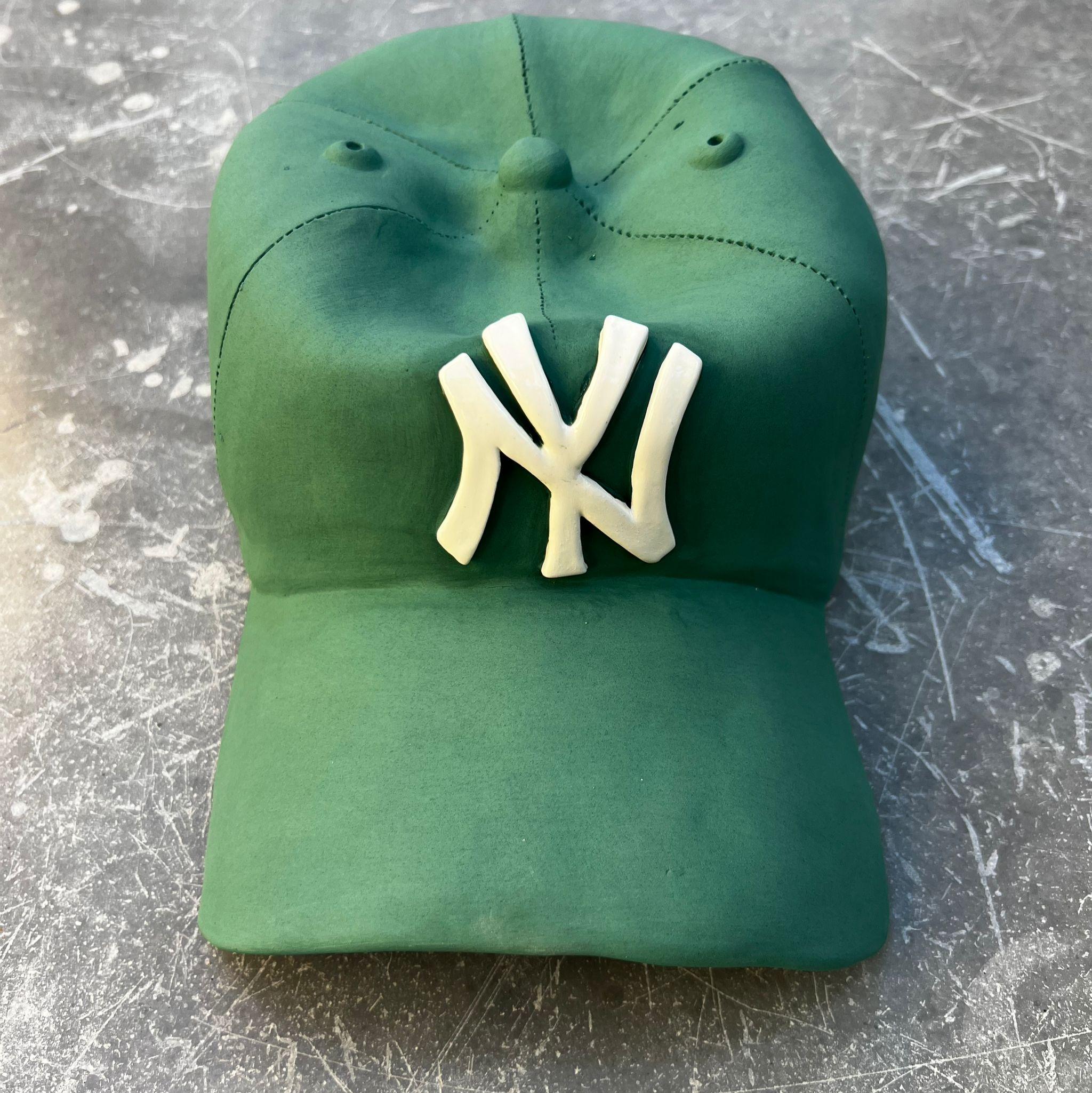 Scultura in ceramica con berretto dei NY Yankees (verde) - scultura figurativa, scultura pop in vendita 2