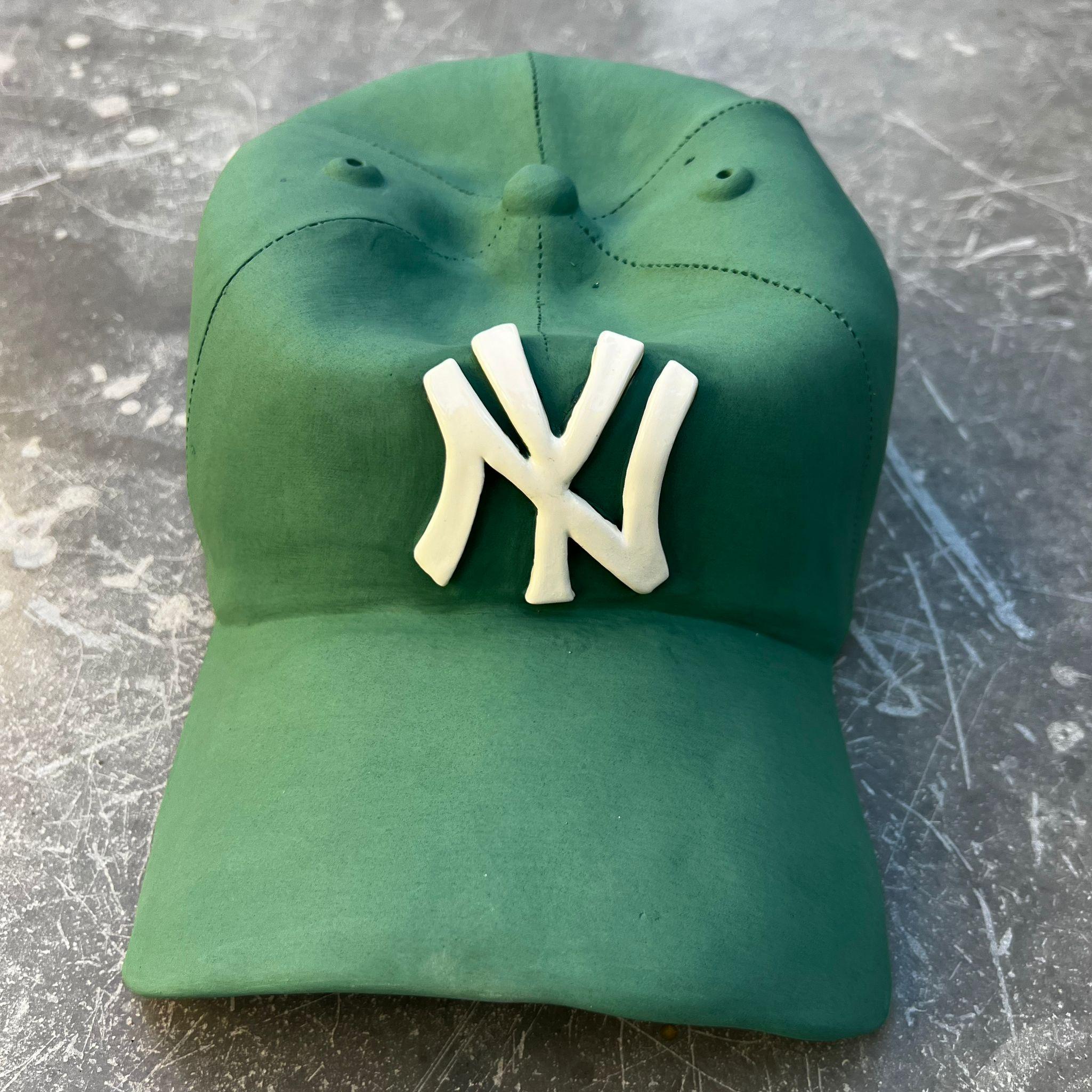 Scultura in ceramica con berretto dei NY Yankees (verde) - scultura figurativa, scultura pop in vendita 3