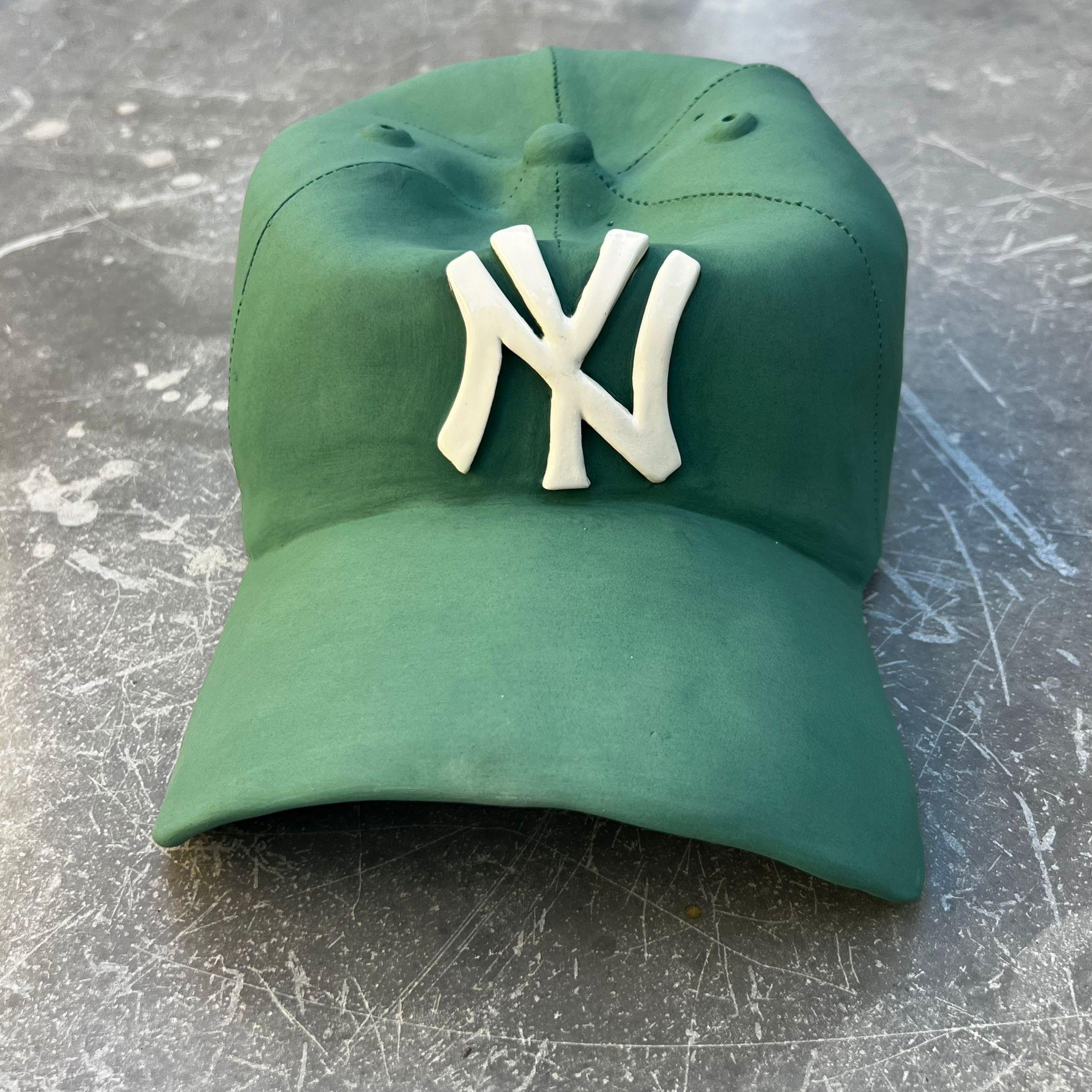 Scultura in ceramica con berretto dei NY Yankees (verde) - scultura figurativa, scultura pop in vendita 4