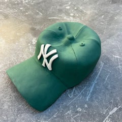 Escultura de cerámica con gorra de los NY Yankees (verde) - escultura figurativa, escultura pop