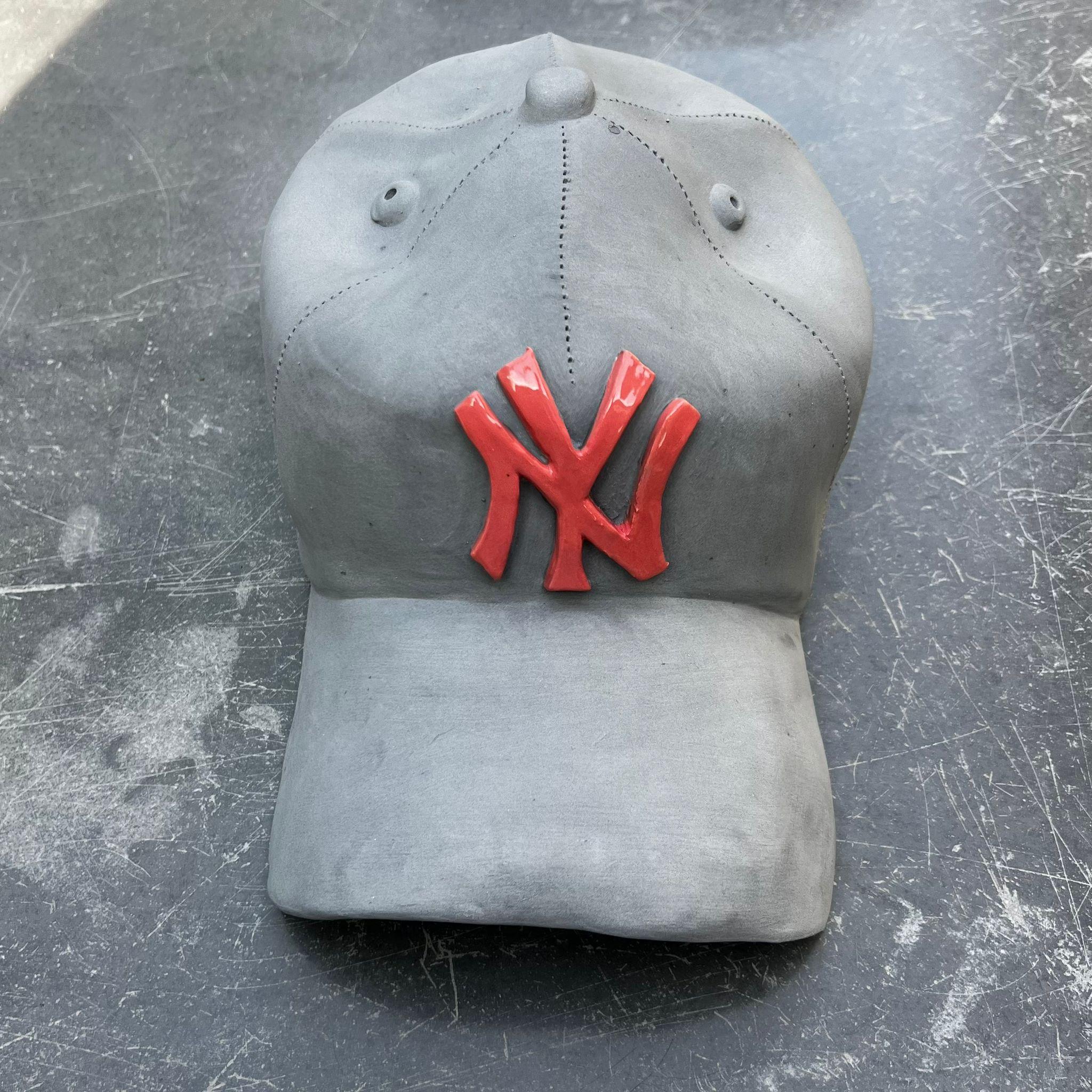Sculpture de casque des Yankees de New York (gris et rose) - sculpture figurative - Gris Still-Life Sculpture par Yael Yanay