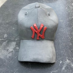 Escultura de cerámica gorra de los NY Yankees (gris y rosa) - escultura figurativa