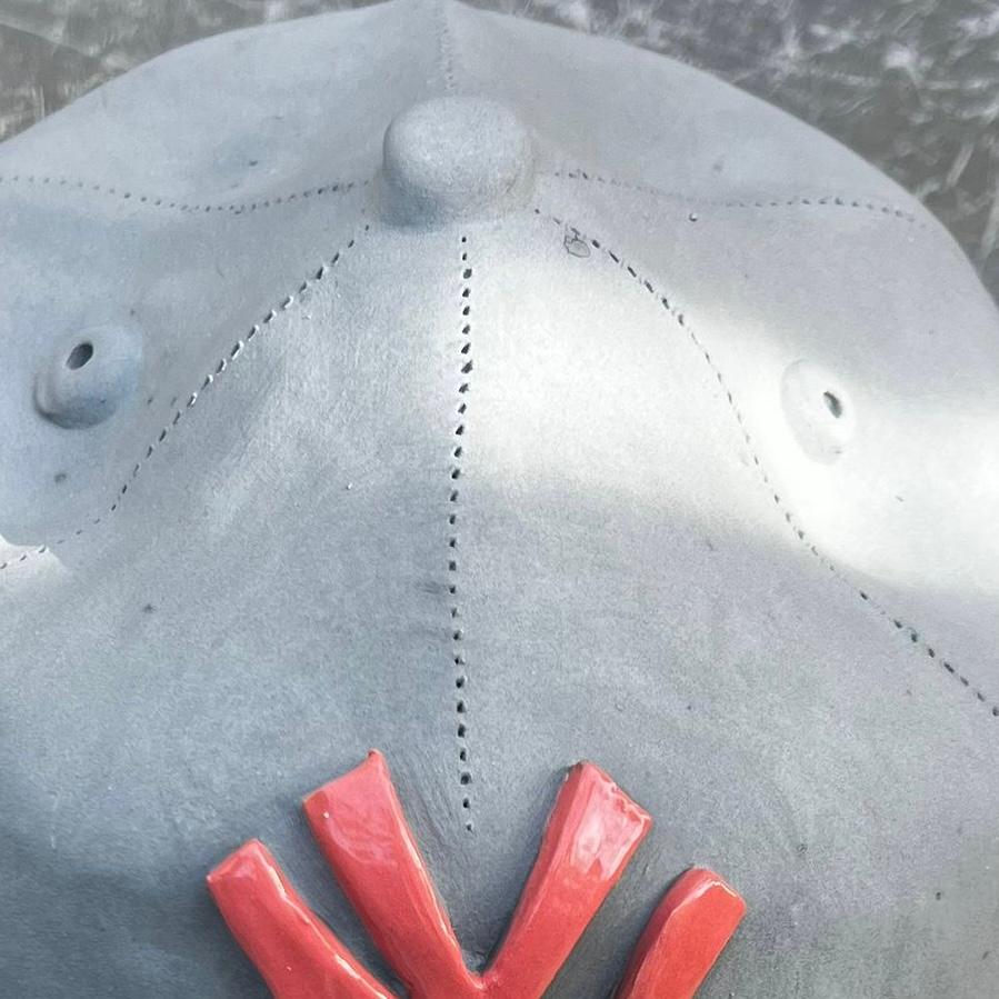 Cette magnifique casquette des Yankees de New York, unique en son genre et fabriquée à la main en céramique, est issue du dernier corpus d'œuvres de Yael Yanay.

Ces chapeaux en céramique fabriqués à la main  sont méticuleusement conçues pour