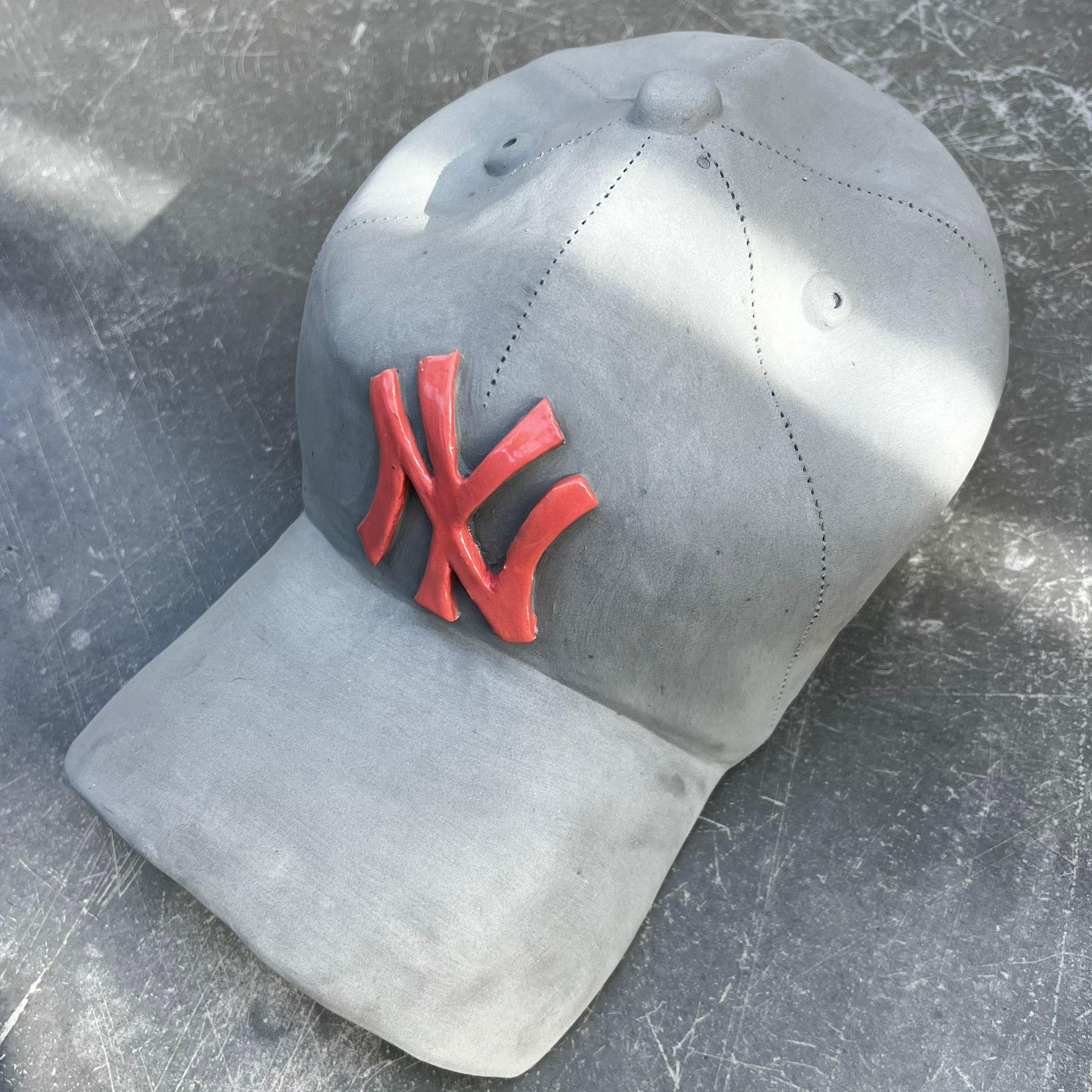 Sculpture de casque des Yankees de New York (gris et rose) - sculpture figurative en vente 2