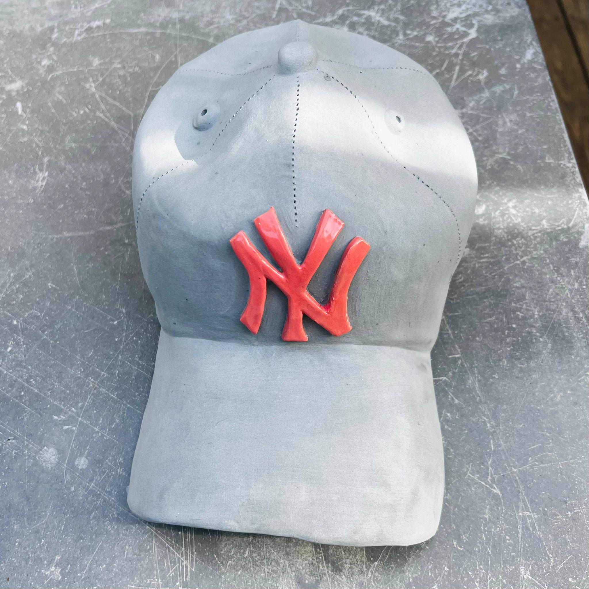 Sculpture de casque des Yankees de New York (gris et rose) - sculpture figurative en vente 3