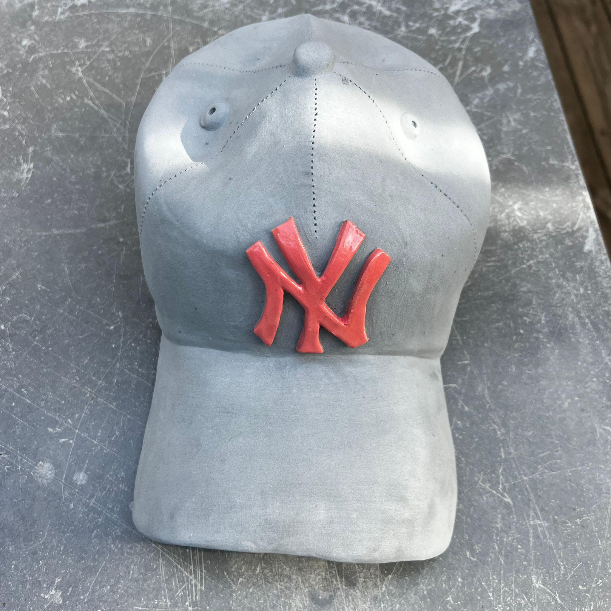 Sculpture de casque des Yankees de New York (gris et rose) - sculpture figurative en vente 4