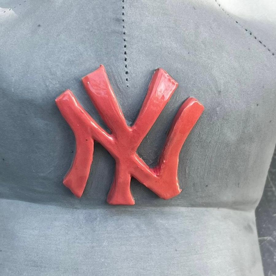 Sculpture de casque des Yankees de New York (gris et rose) - sculpture figurative en vente 5