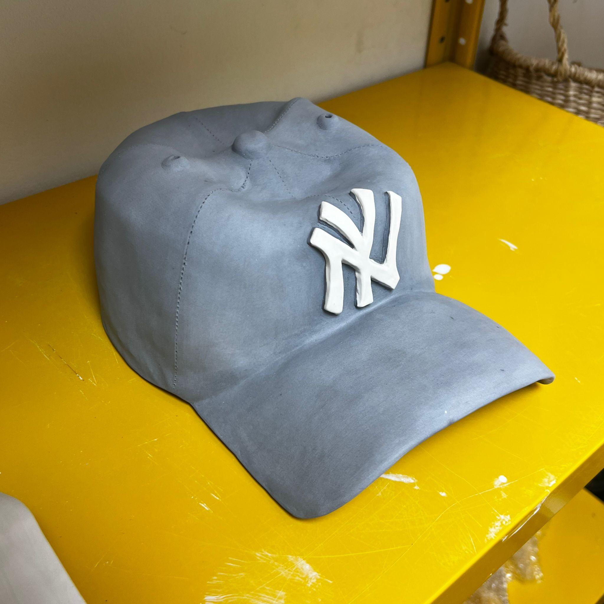 Ceramic NY Yankees cap sculpture (grey) - figurative sculpture For Sale 4