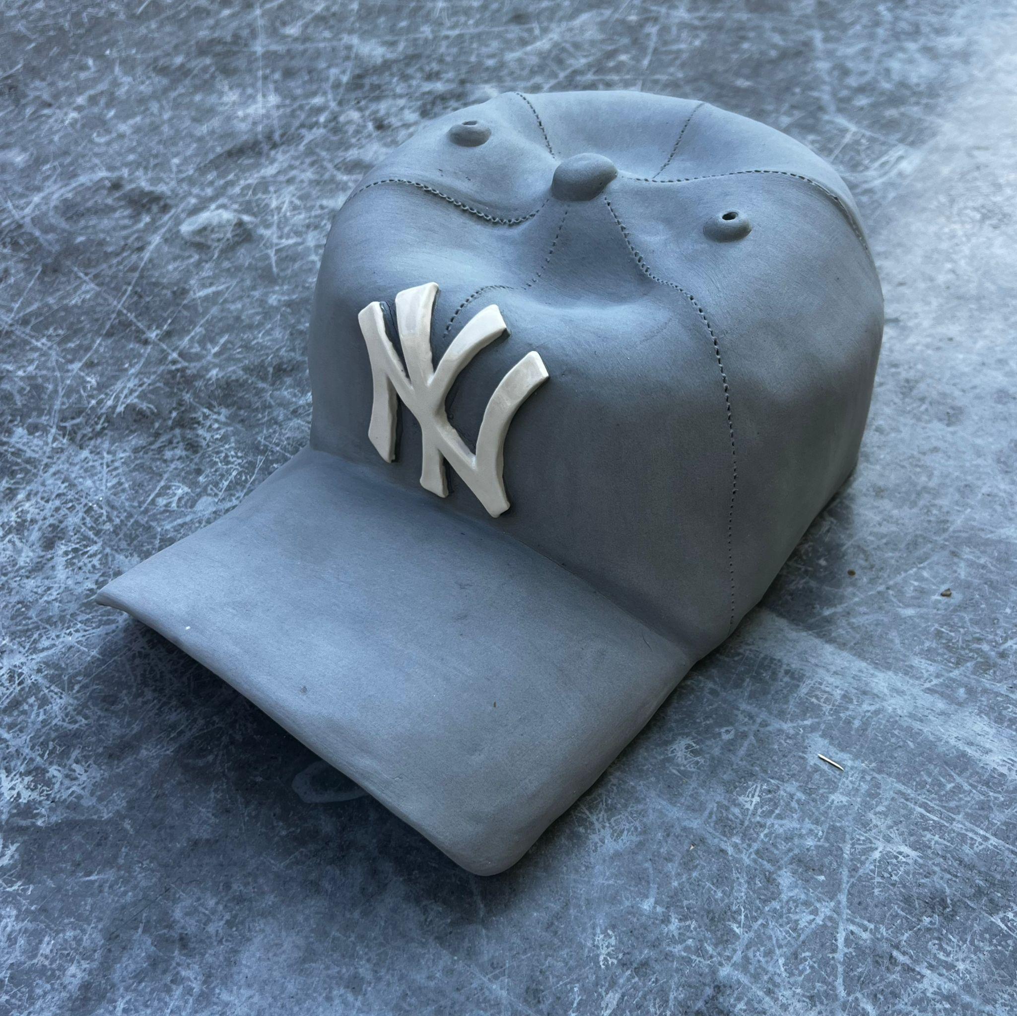 Sculpture de casque des Yankees de New York (gris) - sculpture figurative