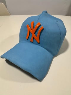 Scultura in ceramica raffigurante un cappellino degli NY Yankees (arancione e turchese) - scultura figurativa