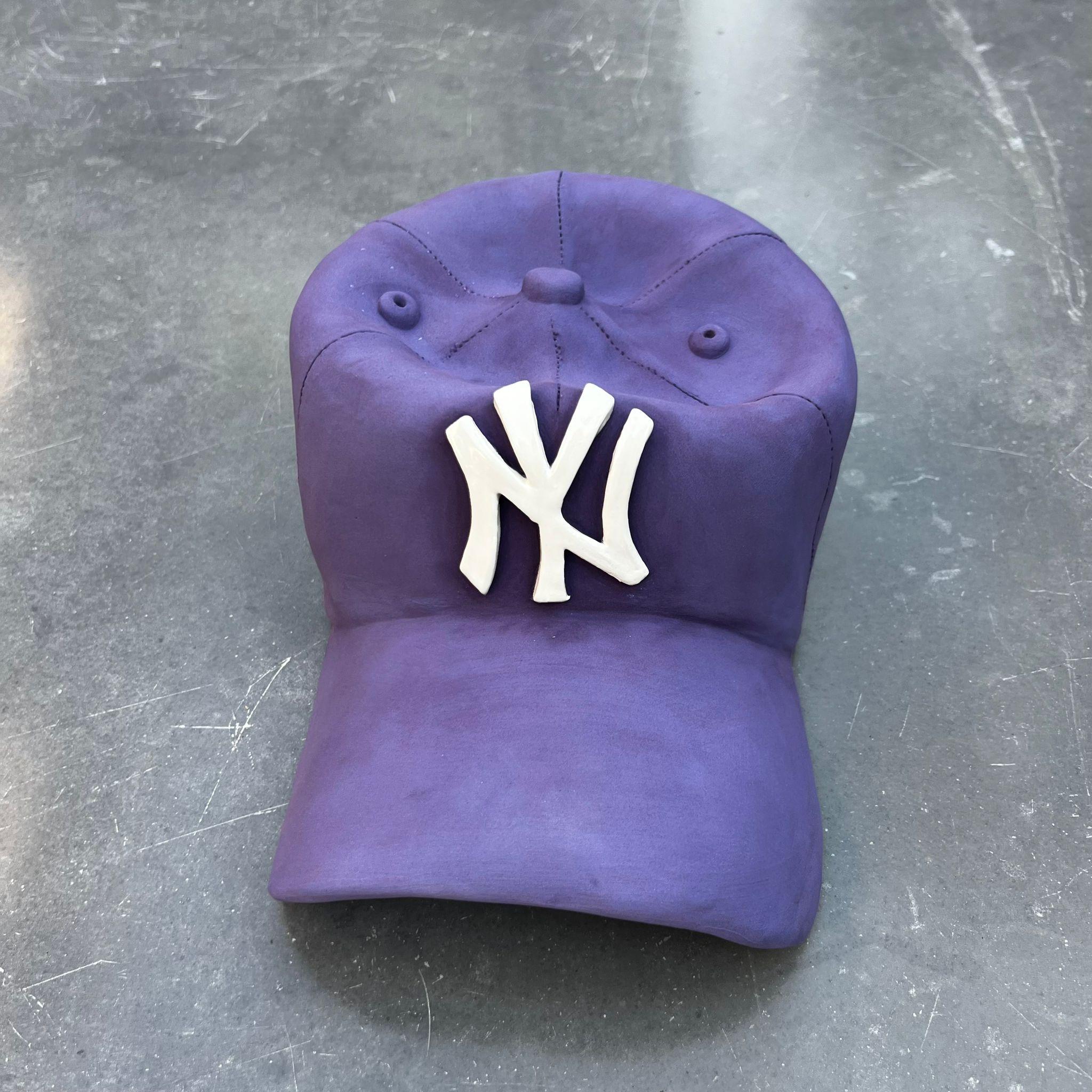 Scultura in ceramica del CAP dei NY Yankees (viola) - scultura figurativa, scultura pop - Sculpture di Yael Yanay