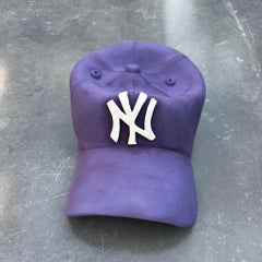 Céramique NY Yankees cap sculpture (pourpre) - sculpture figurative, sculpture pop