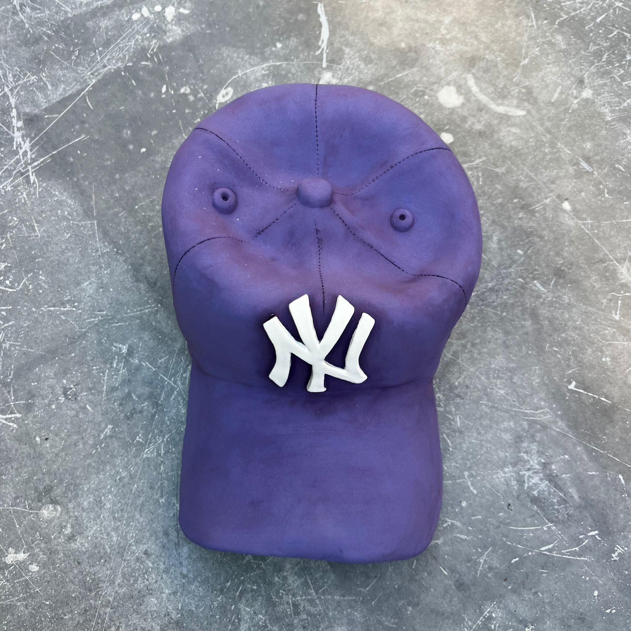 Scultura in ceramica del CAP dei NY Yankees (viola) - scultura figurativa, scultura pop - Sculpture Pop Art di Yael Yanay
