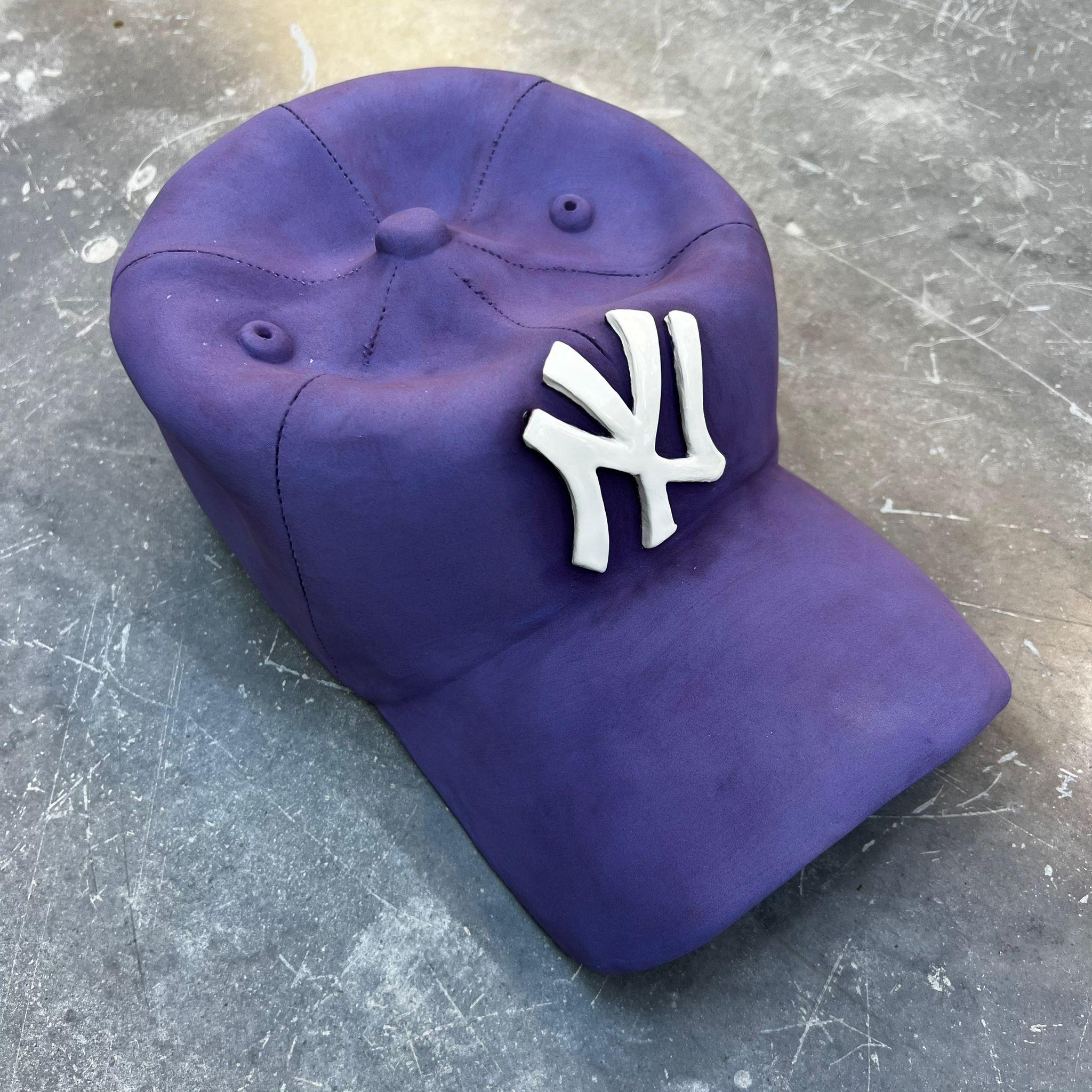 Scultura in ceramica del CAP dei NY Yankees (viola) - scultura figurativa, scultura pop - Figurative Sculpture Grigio di Yael Yanay