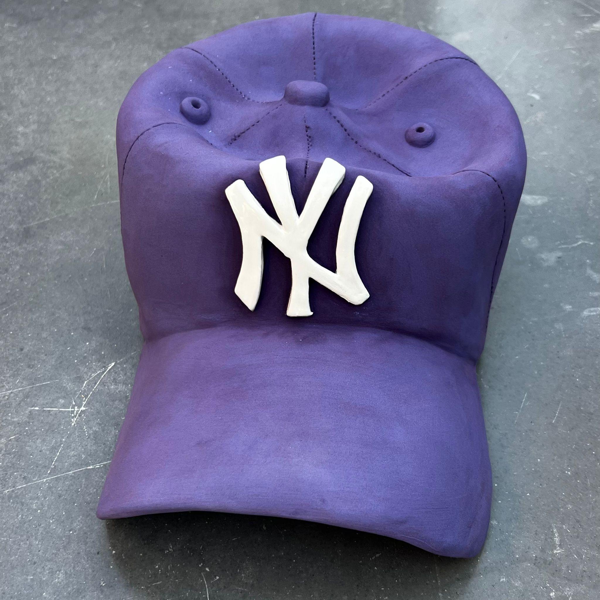 Questo bellissimo berretto dei NY Yankees in ceramica, unico nel suo genere e realizzato a mano, appartiene all'ultimo lavoro di Yael Yanay.

Questi cappelli in ceramica realizzati a mano  sono meticolosamente progettati per assomigliare agli