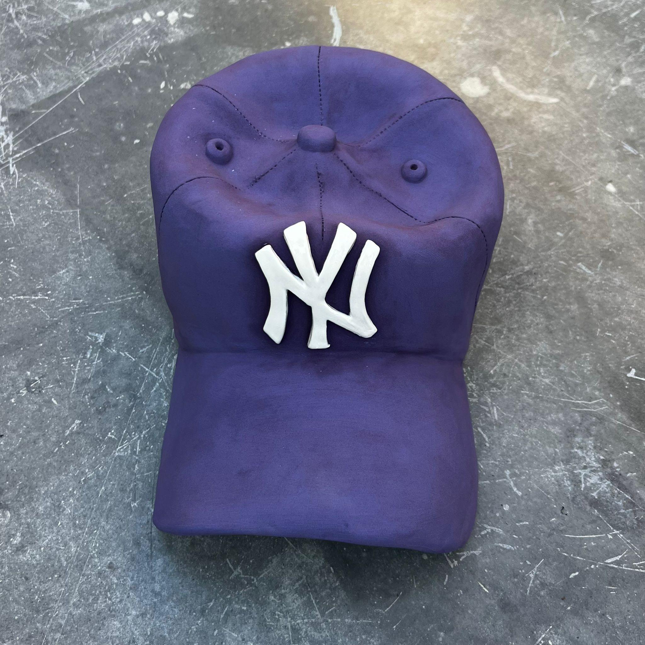 Scultura in ceramica del CAP dei NY Yankees (viola) - scultura figurativa, scultura pop in vendita 1