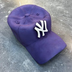 Keramik NY Yankees Cap Skulptur (lila) – figurative Skulptur, Pop-Skulptur