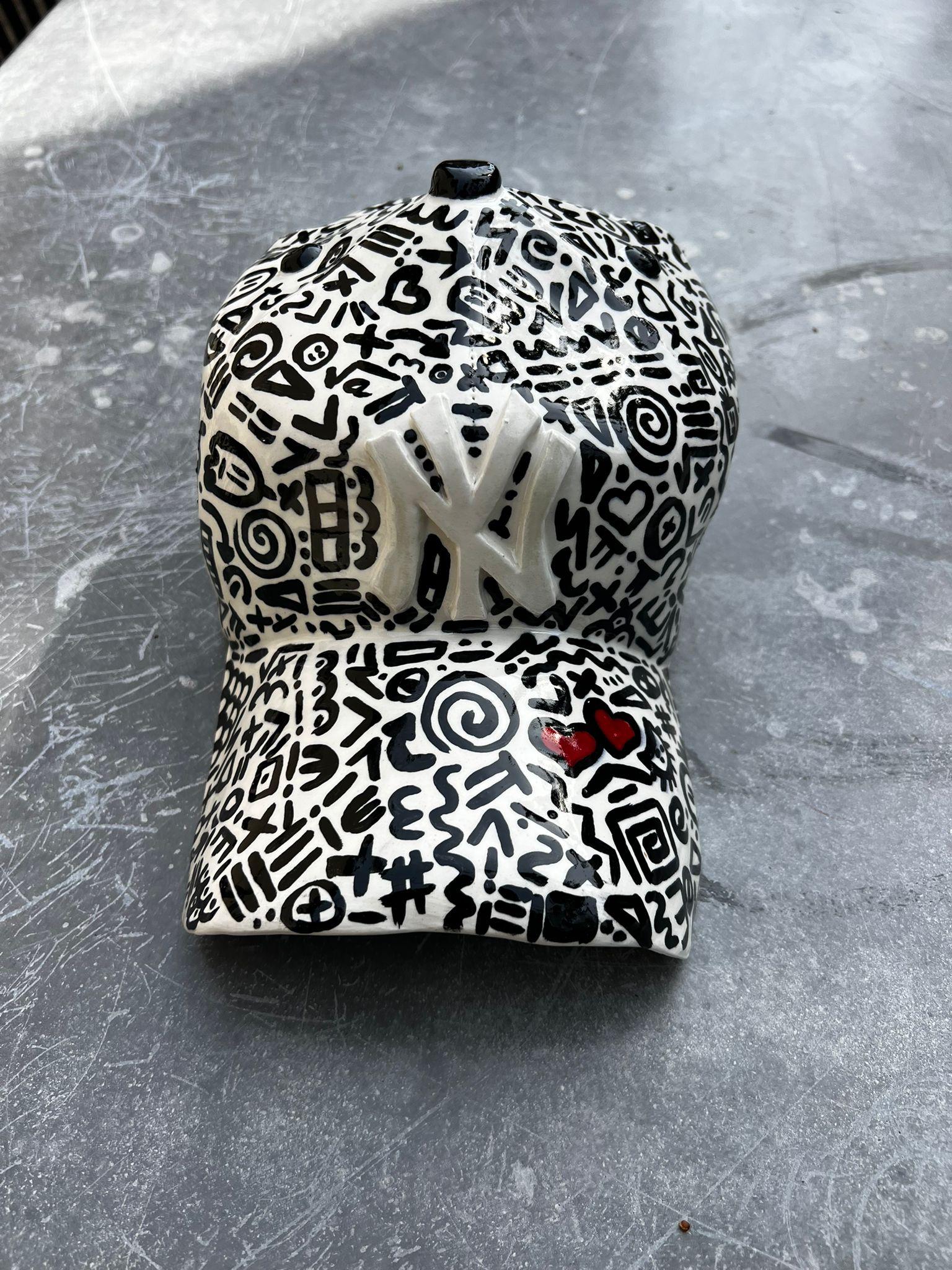 Sculpture de casque des Yankees de New York (art de la rue) - sculpture figurative - Gris Figurative Sculpture par Yael Yanay