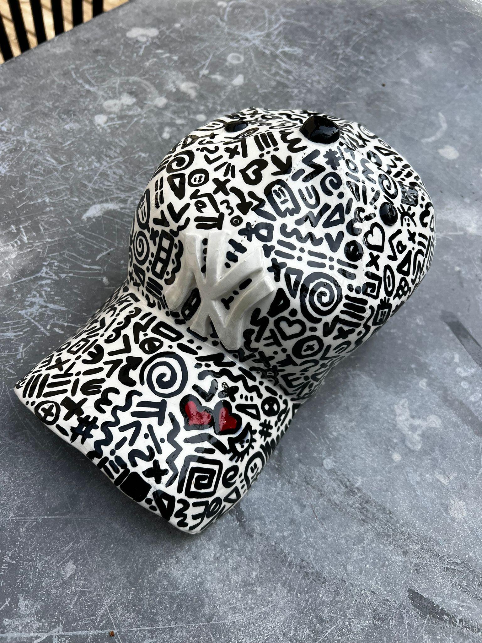 Sculpture de casque des Yankees de New York (art de la rue) - sculpture figurative en vente 1
