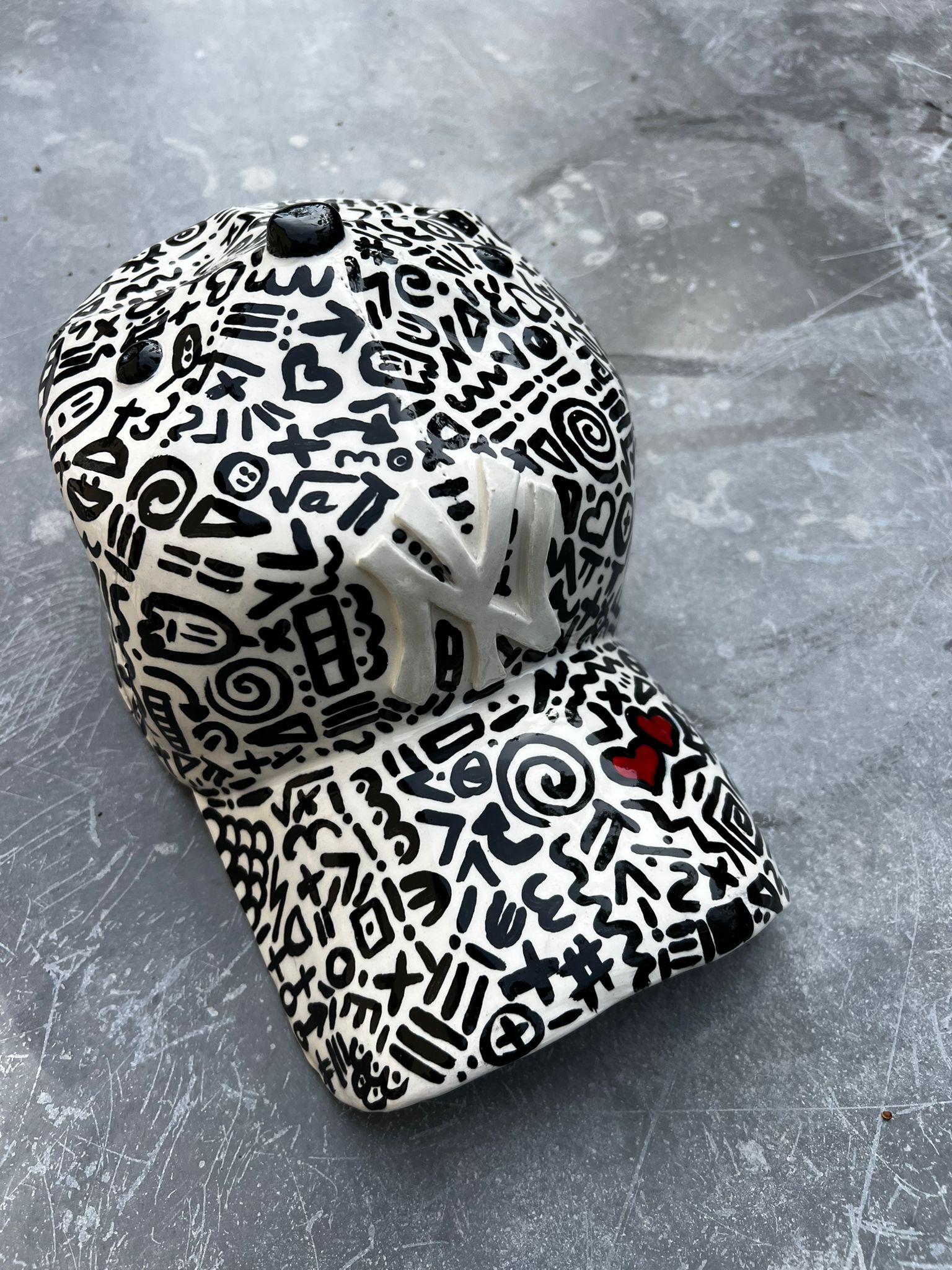 Sculpture de casque des Yankees de New York (art de la rue) - sculpture figurative en vente 2