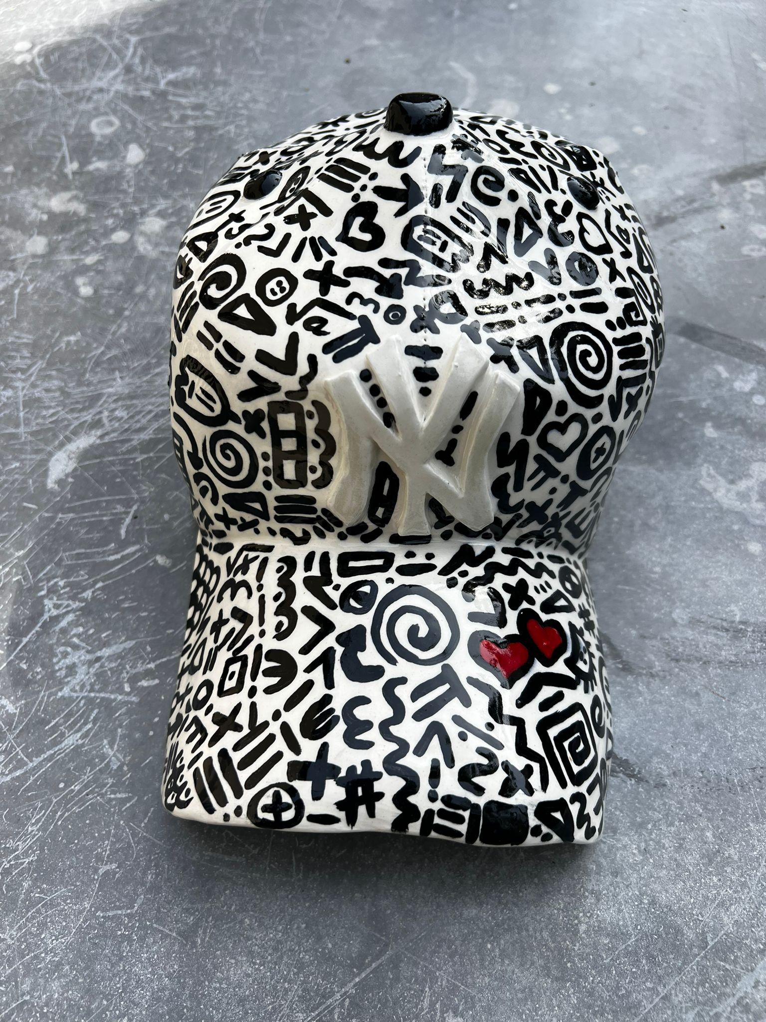 Sculpture de casque des Yankees de New York (art de la rue) - sculpture figurative en vente 4