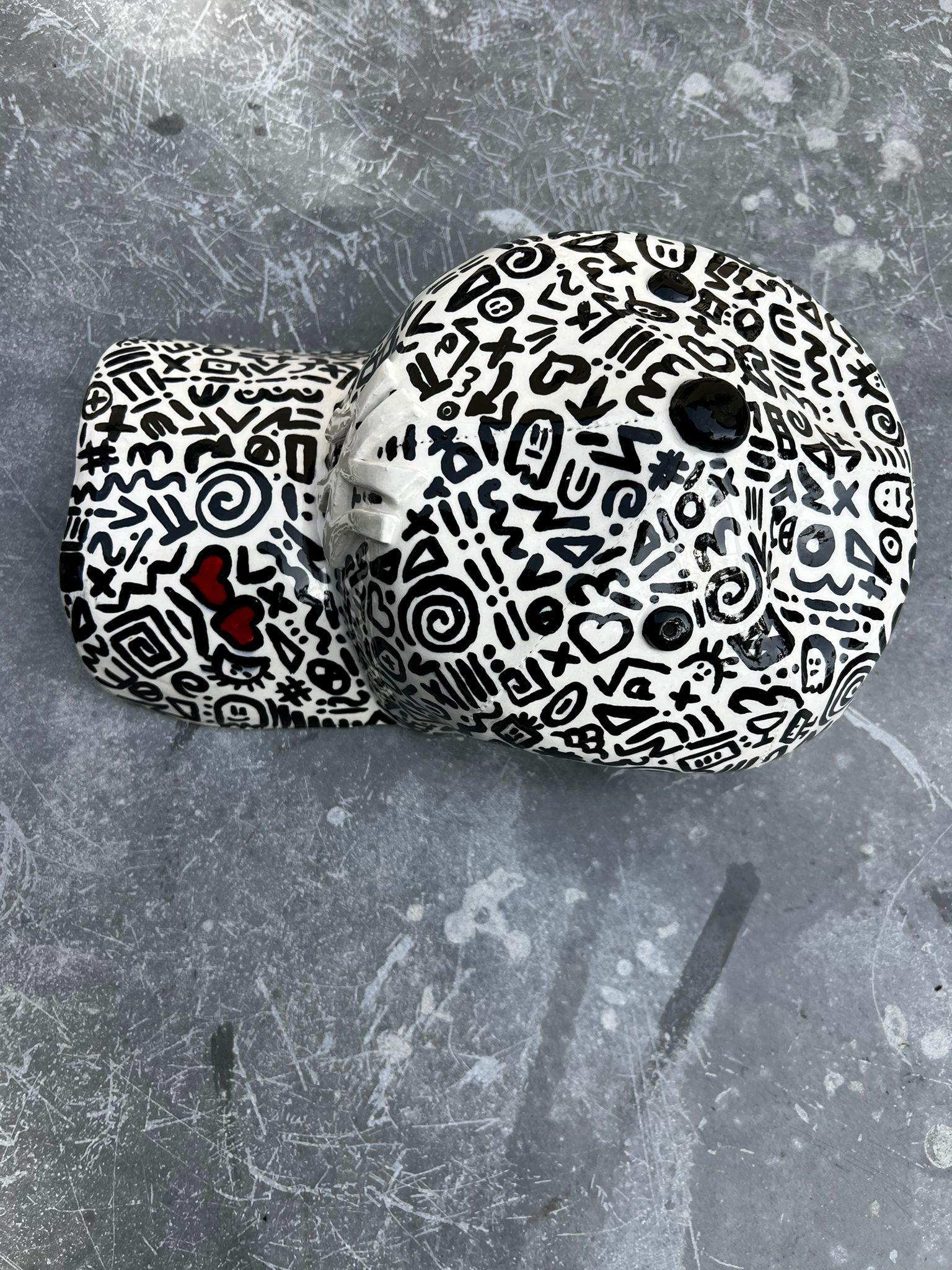 Sculpture de casque des Yankees de New York (art de la rue) - sculpture figurative en vente 5