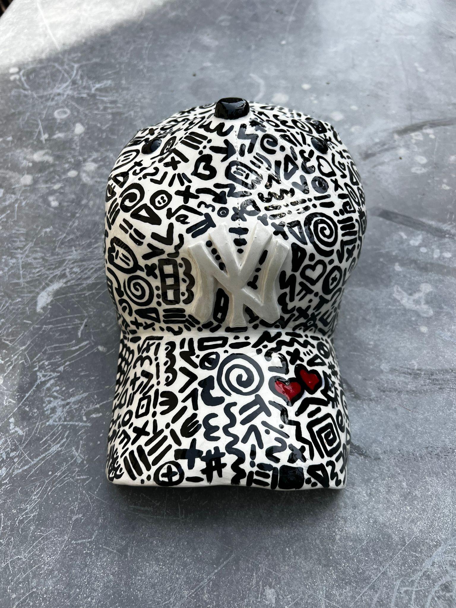 Sculpture de casque des Yankees de New York (art de la rue) - sculpture figurative en vente 6