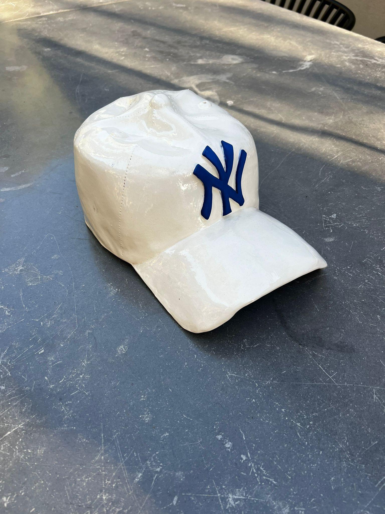 Scultura in ceramica del CAP dei NY Yankees (bianco) - scultura figurativa in vendita 5